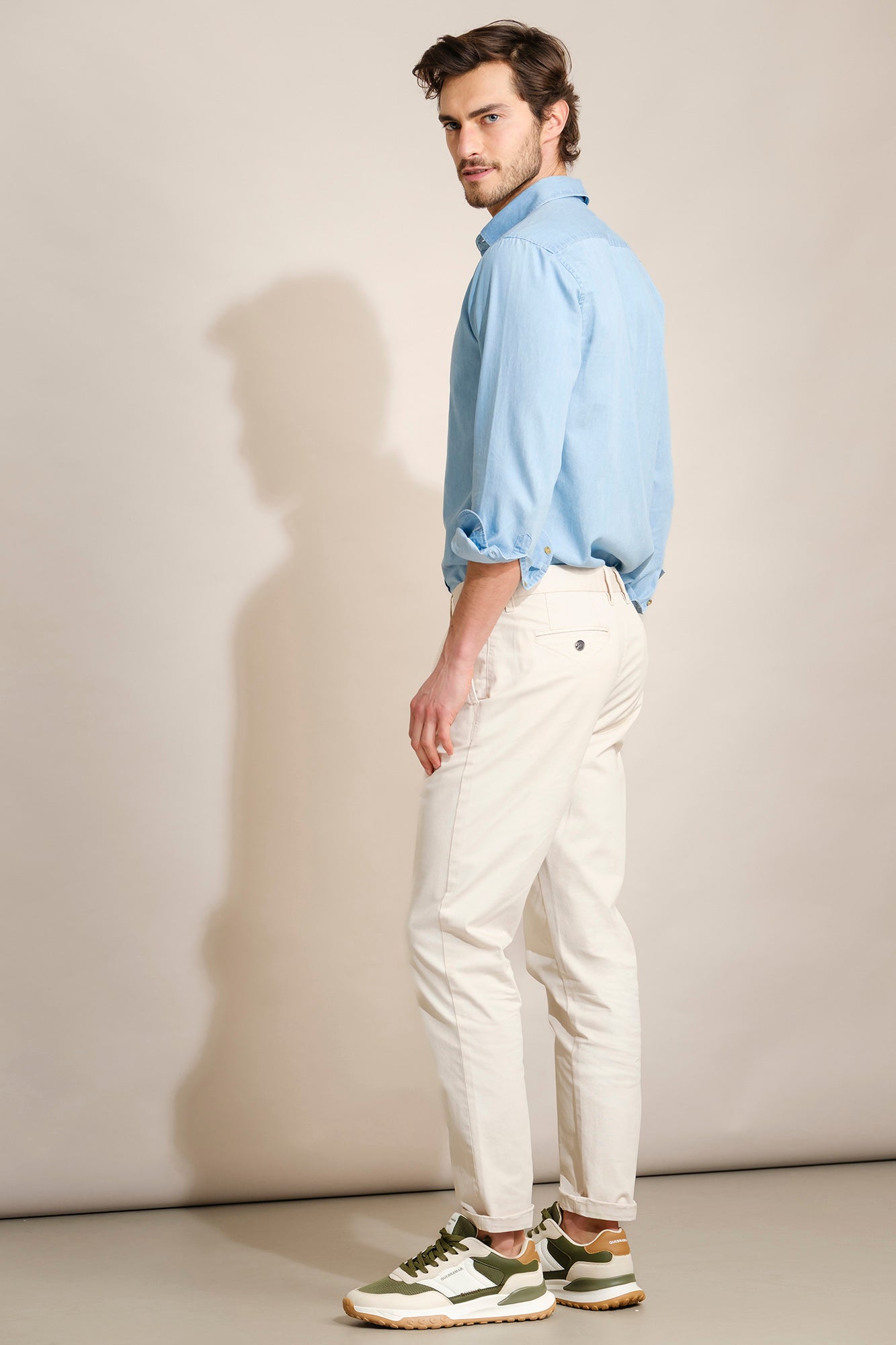 CALÇAS CHINO TAPERED FIT COM PINÇAS