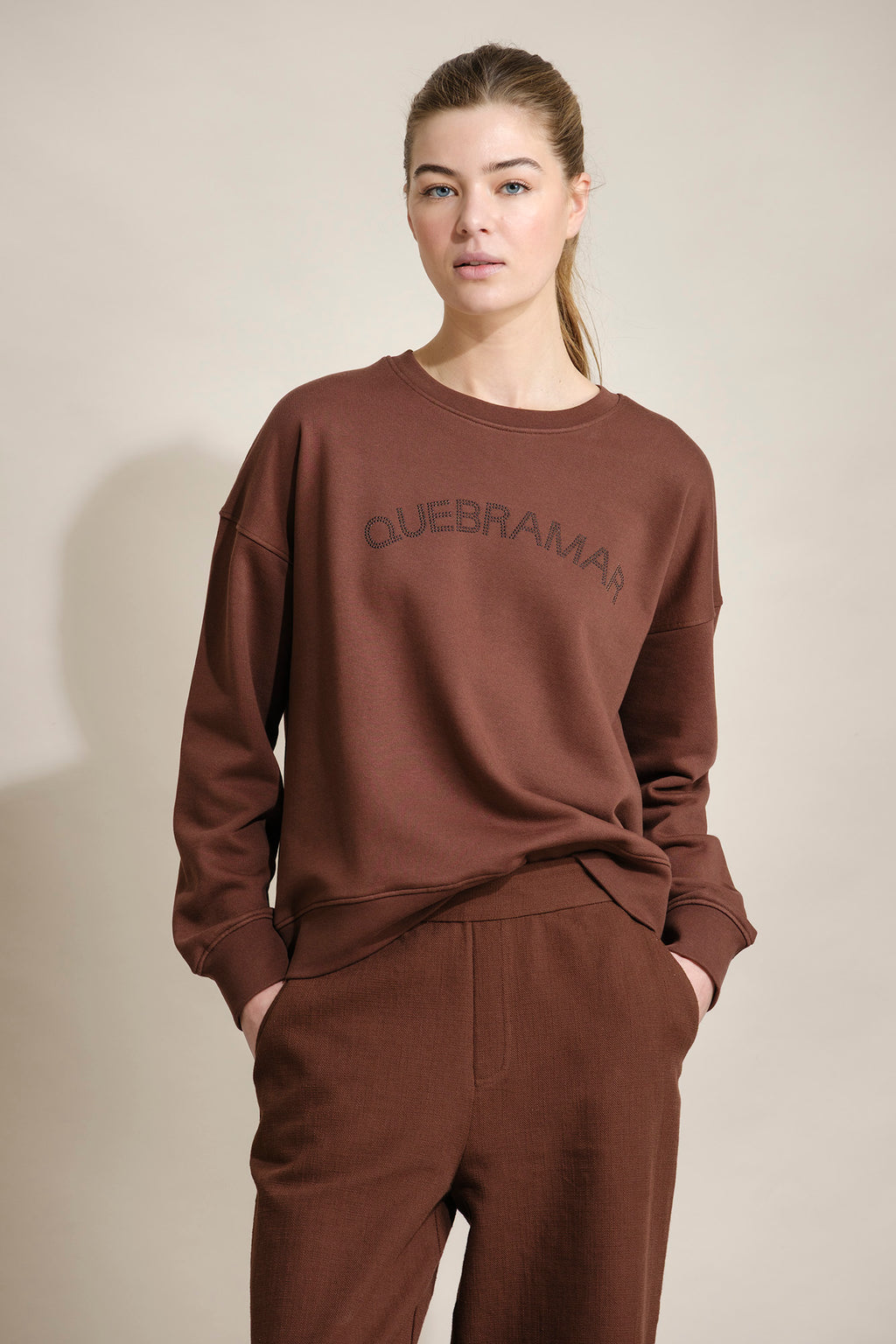 SWEATSHIRT DECOTE REDONDO COM APLICAÇÃO