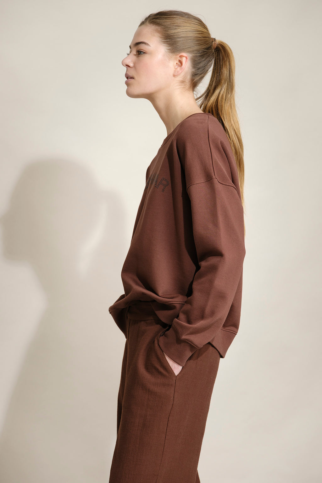 SWEATSHIRT DECOTE REDONDO COM APLICAÇÃO