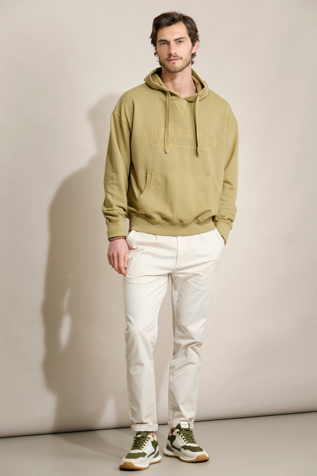 SWEATSHIRT COM CAPUZ COM BORDADO QUEBRAMAR