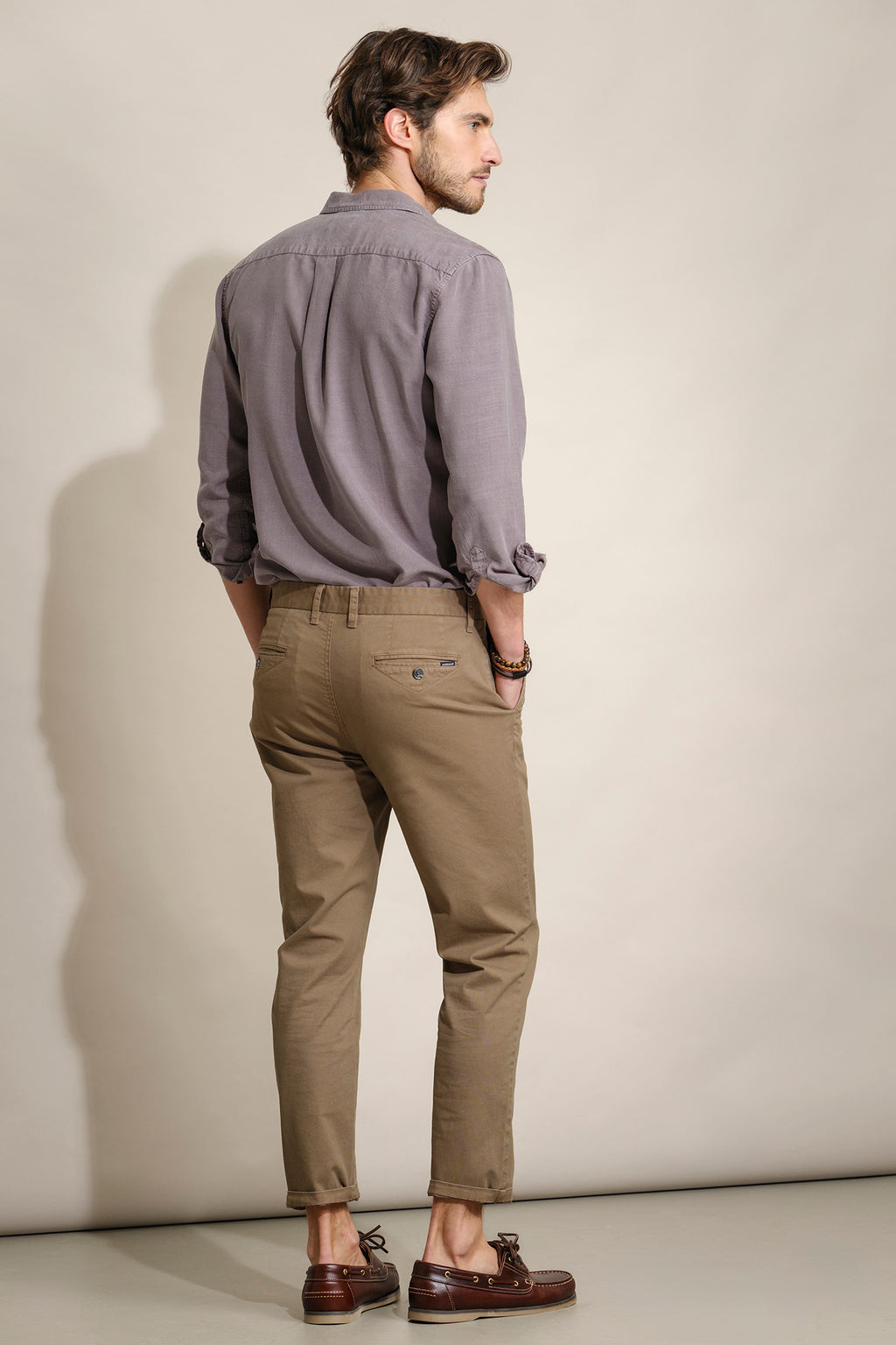 CALÇAS CHINO TAPERED FIT COM PINÇAS