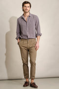 CALÇAS CHINO TAPERED FIT COM PINÇAS