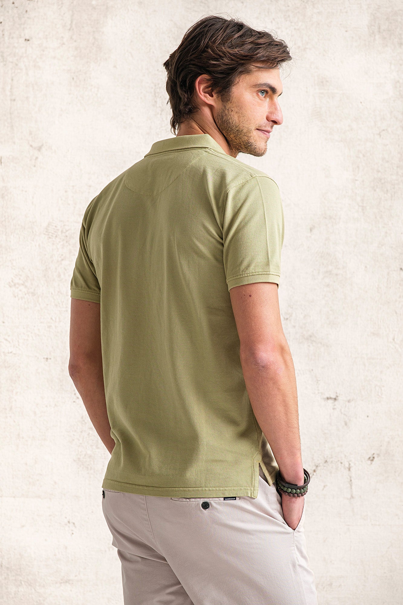 POLO PIQUET COM LOGO EM CONTRASTE