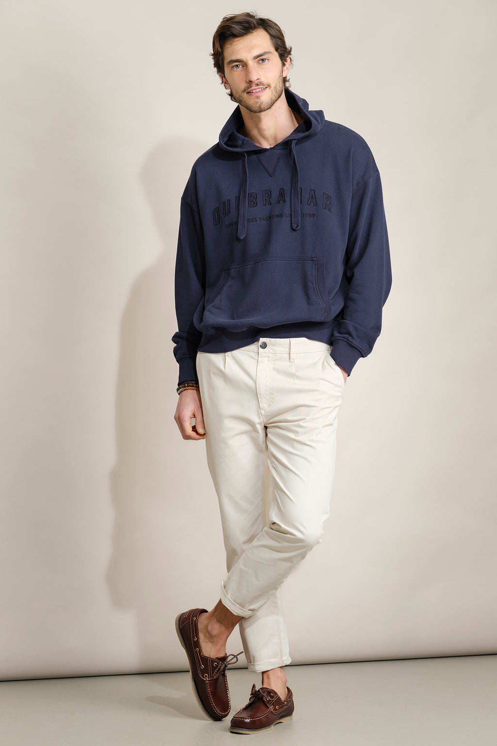 SUDADERA CON CAPUCHA Y BORDADO QUEBRAMAR