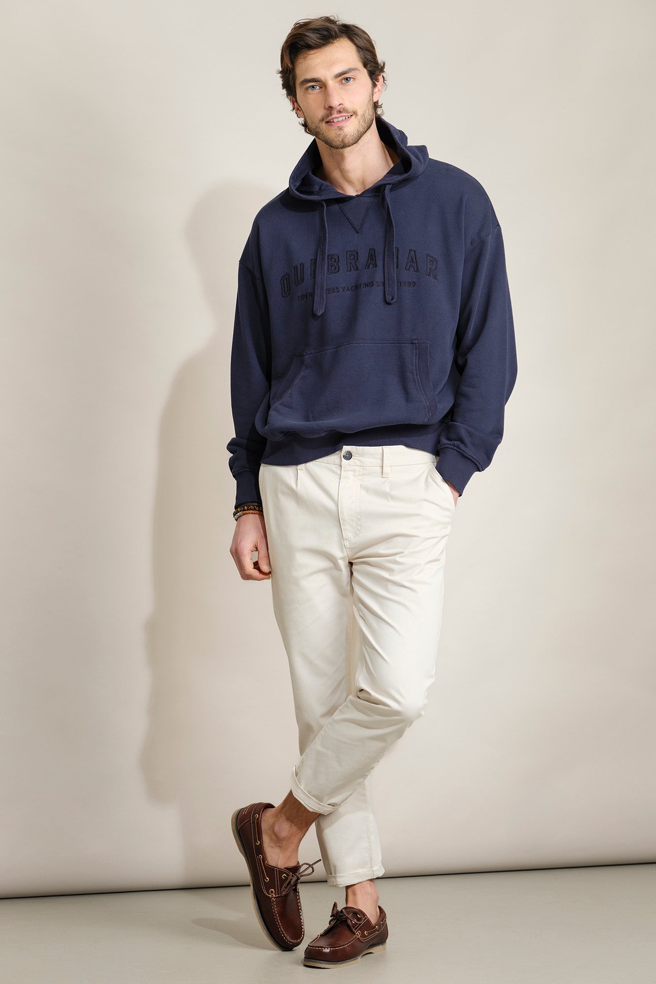 SUDADERA CON CAPUCHA Y BORDADO QUEBRAMAR