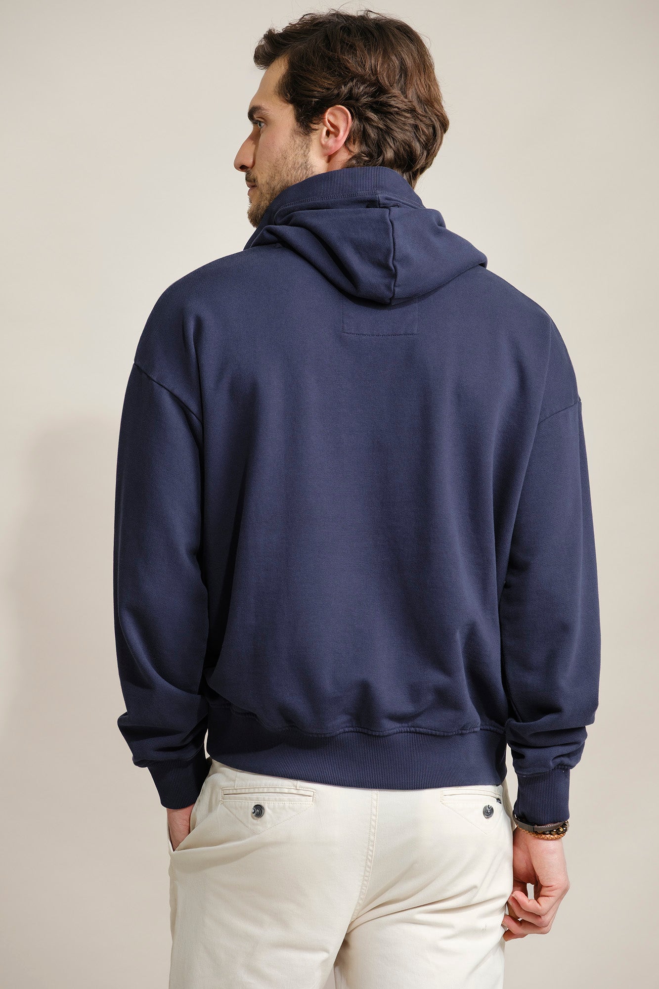 SUDADERA CON CAPUCHA Y BORDADO QUEBRAMAR