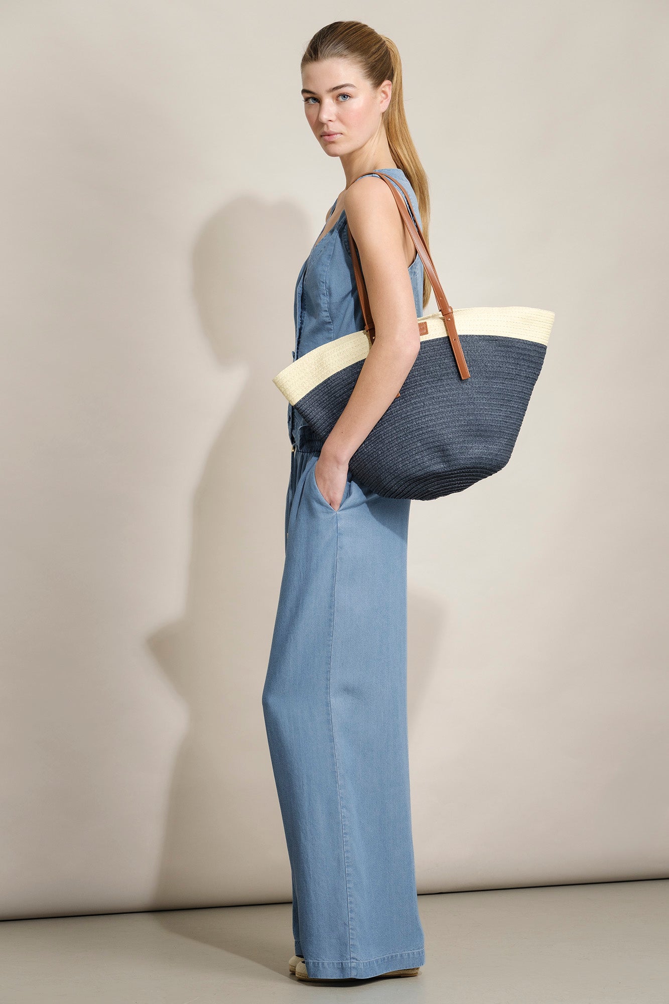 TOP COM BOTÕES EM CHAMBRAY