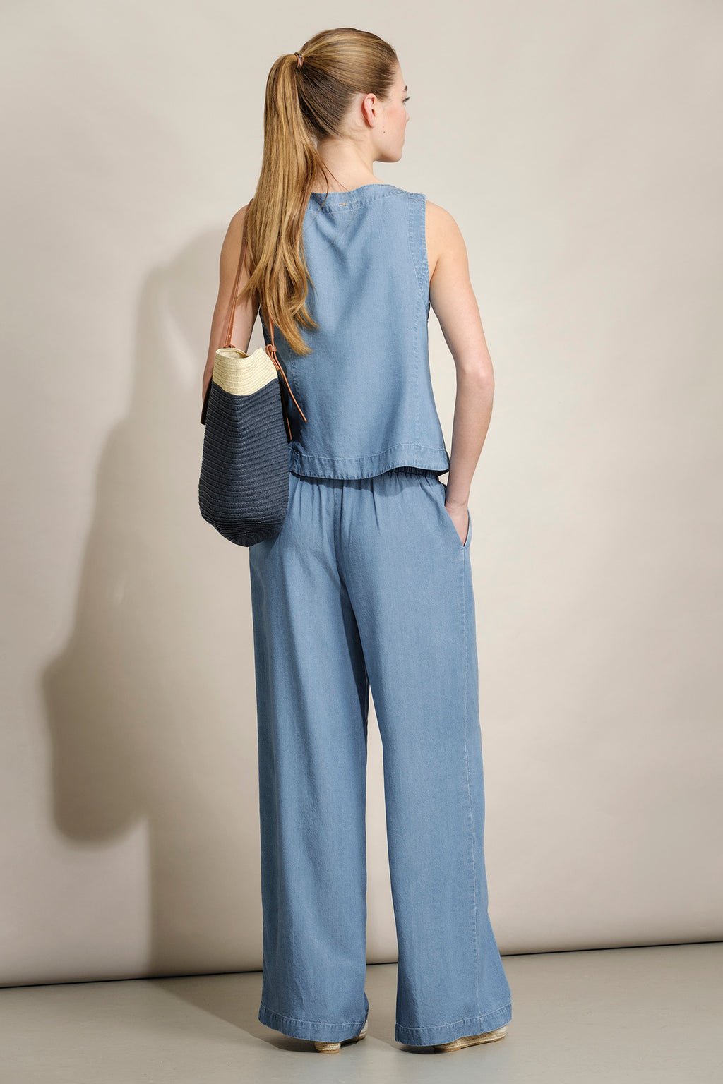 TOP COM BOTÕES EM CHAMBRAY