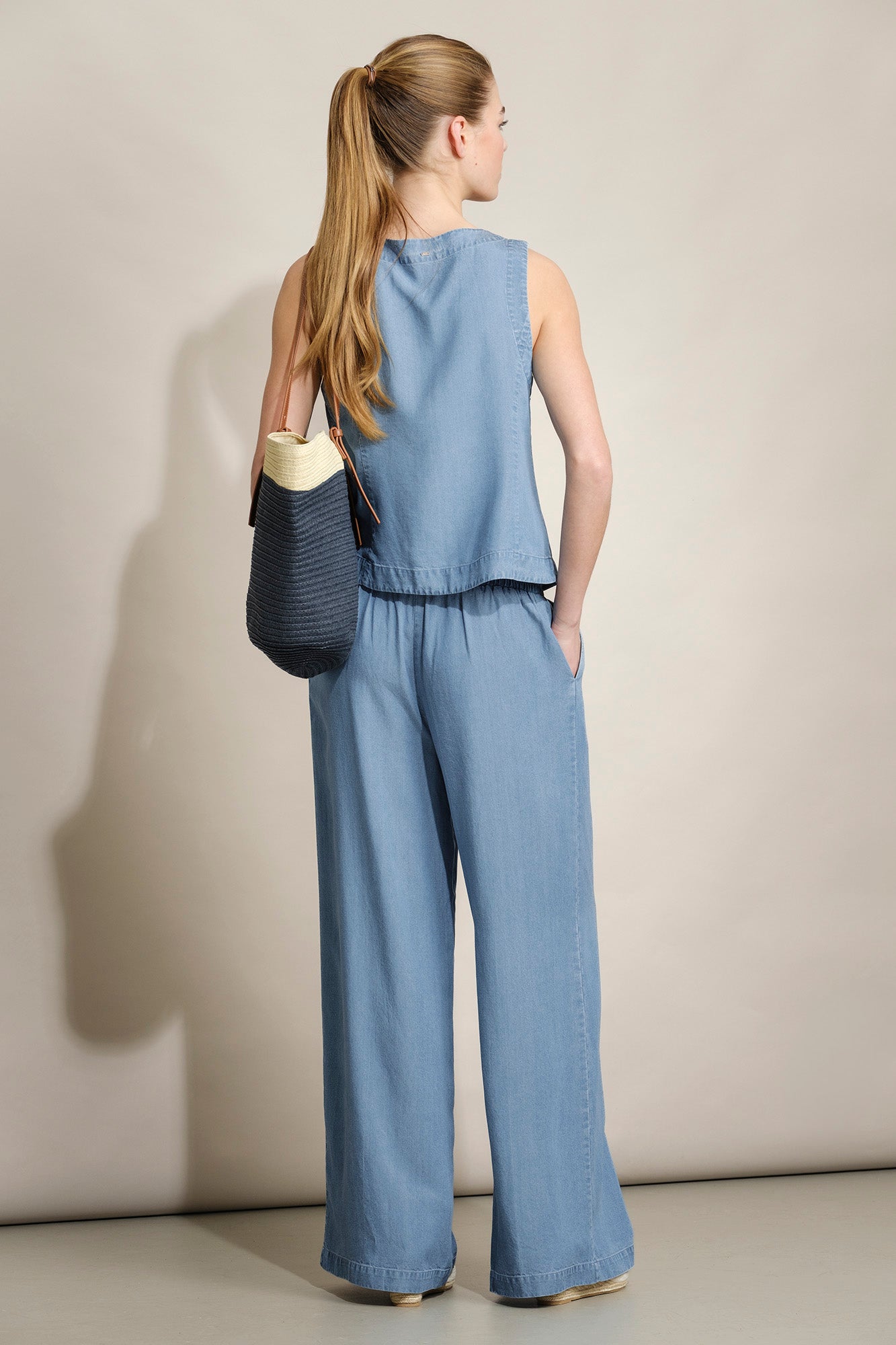 TOP COM BOTÕES EM CHAMBRAY