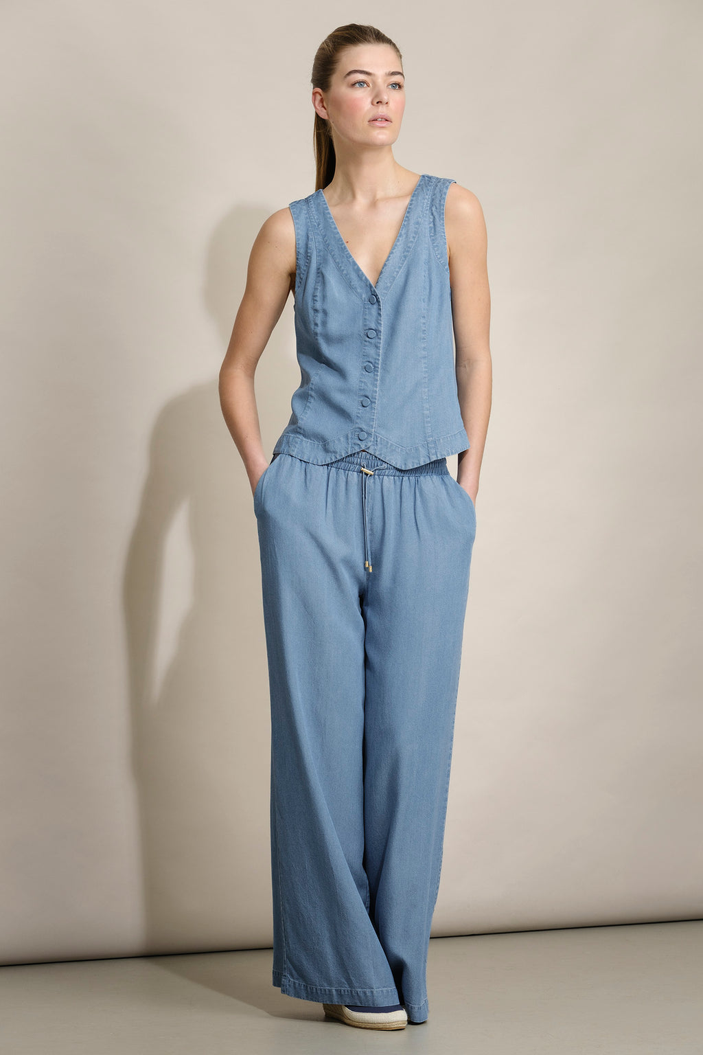 TOP COM BOTÕES EM CHAMBRAY