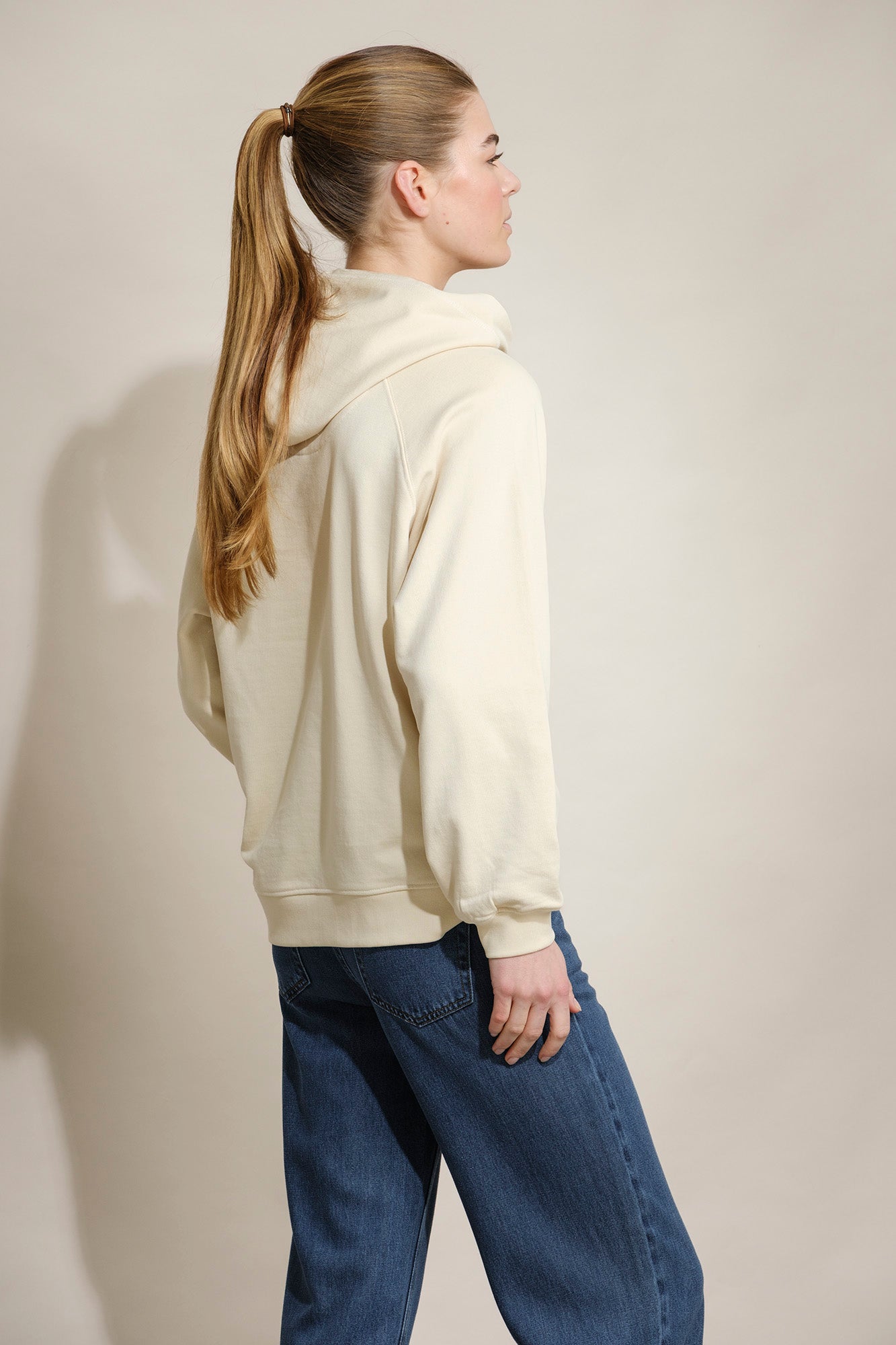 SWEATSHIRT CAPUZ E LOGO EM CONTRASTE
