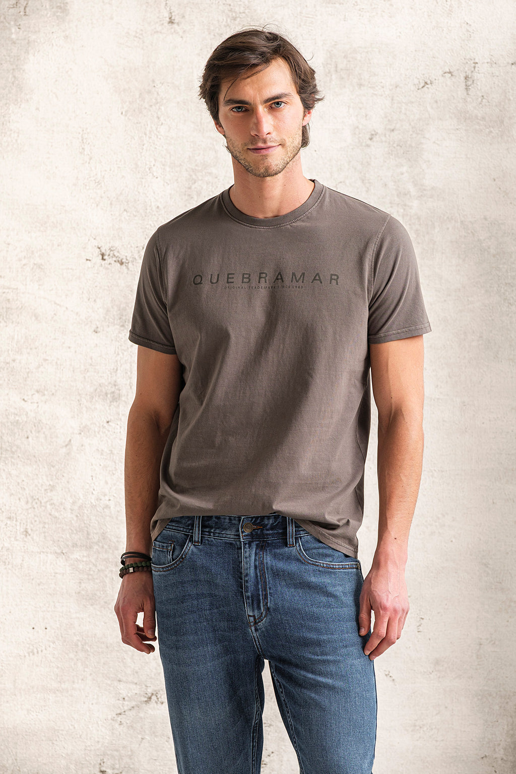 CAMISETA ESTAMPADA CON "QUEBRAMAR" EN TONO