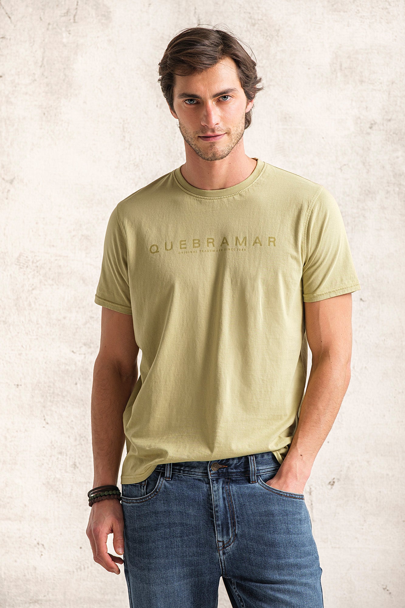 T-SHIRT COM PRINT QUEBRAMAR AO TOM