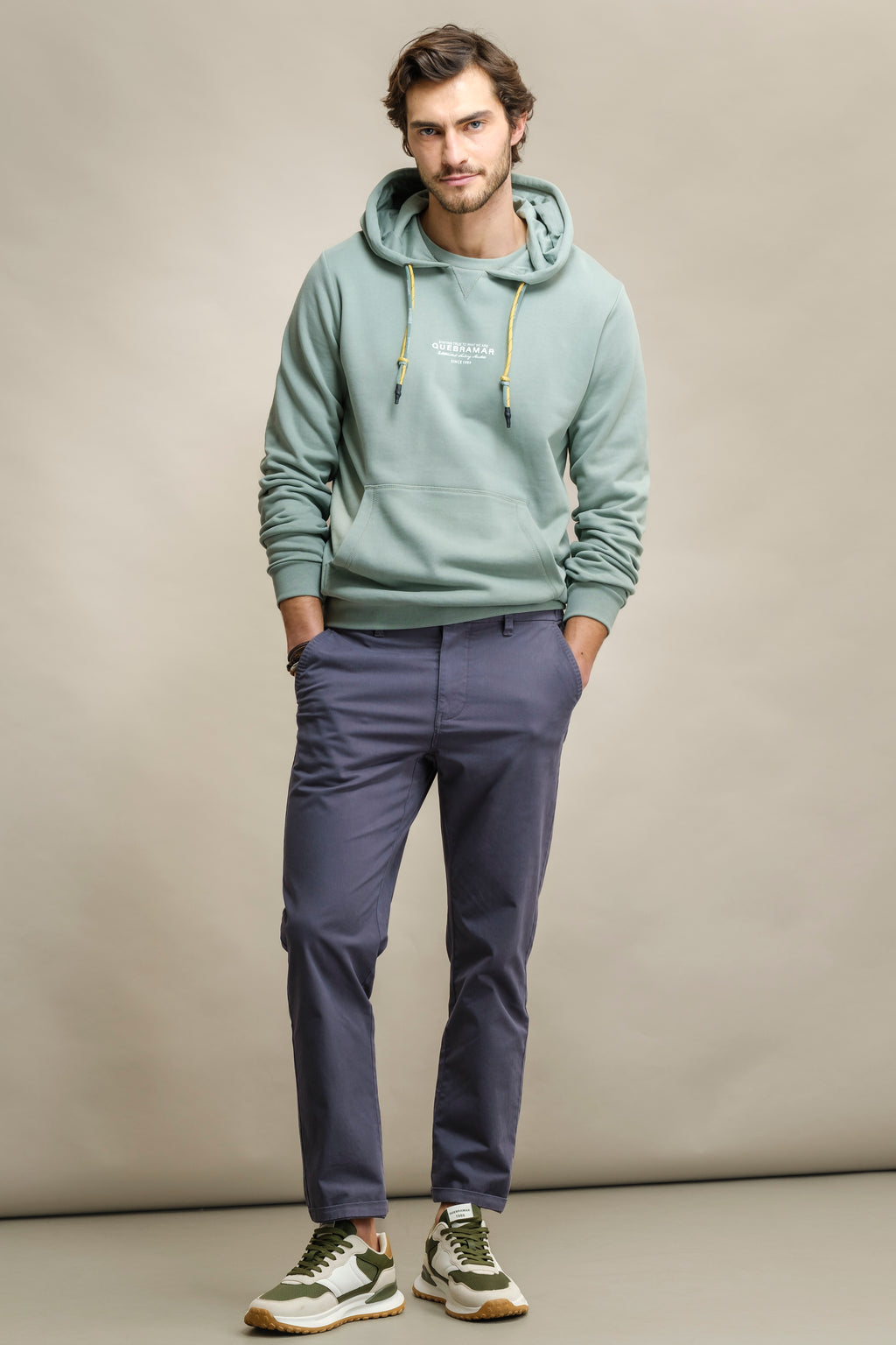 SWEATSHIRT COM CAPUZ E BORDADO