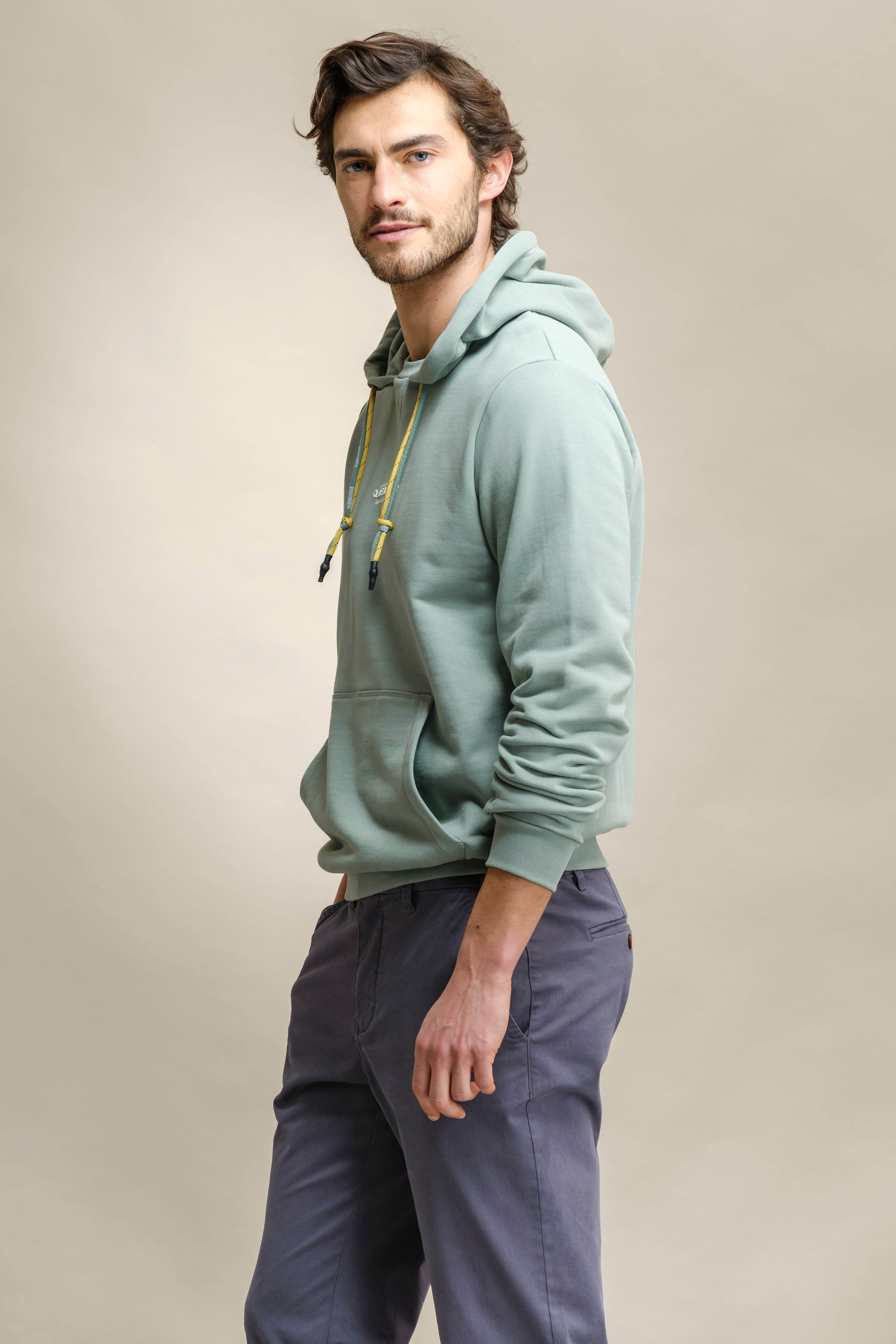 SWEATSHIRT COM CAPUZ E BORDADO