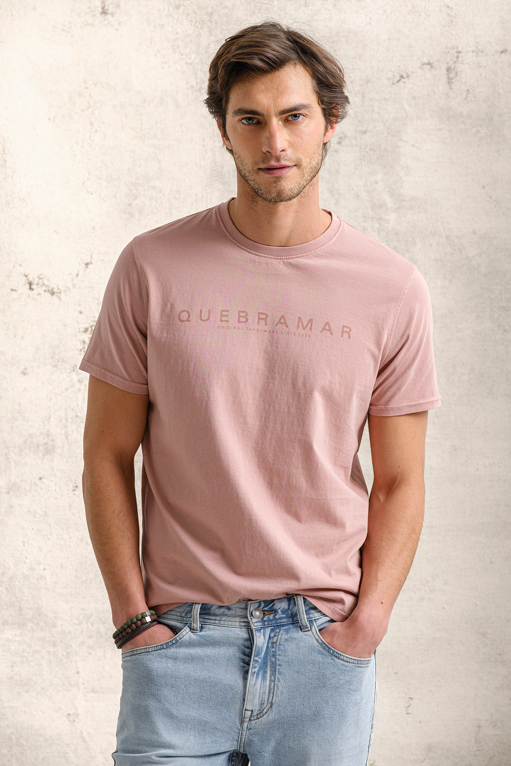 T-SHIRT COM PRINT QUEBRAMAR AO TOM