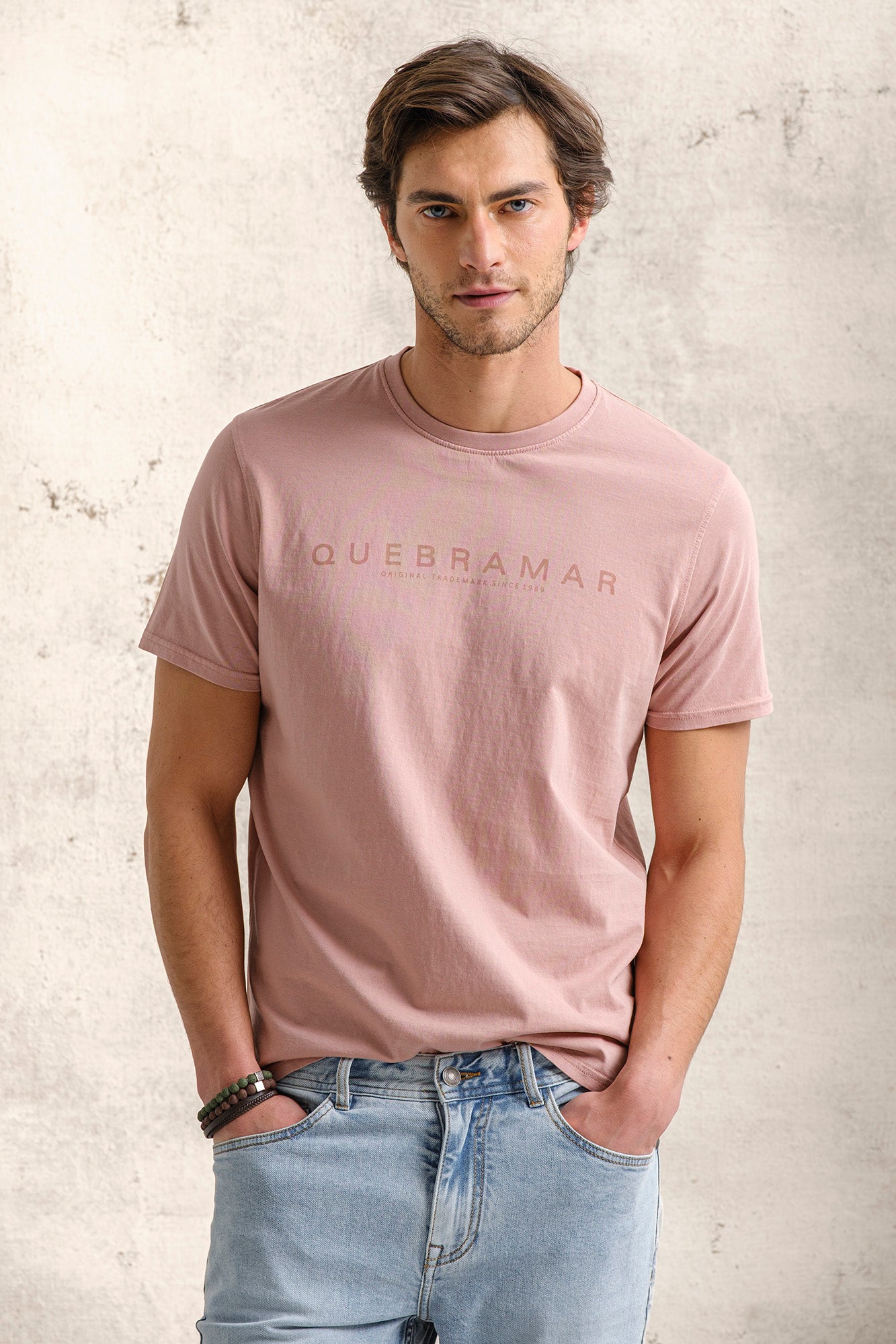 T-SHIRT COM PRINT QUEBRAMAR AO TOM