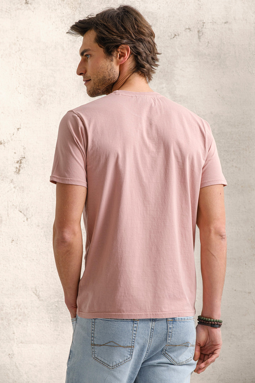 T-SHIRT COM PRINT QUEBRAMAR AO TOM
