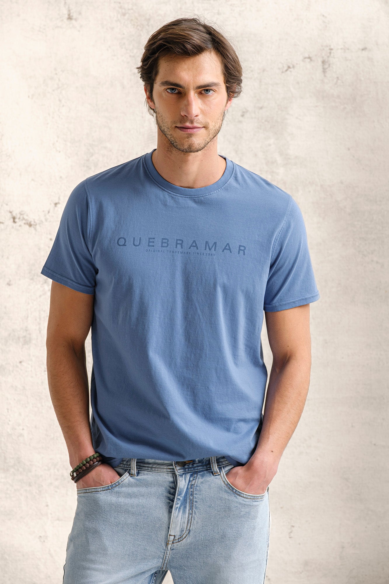 T-SHIRT COM PRINT QUEBRAMAR AO TOM