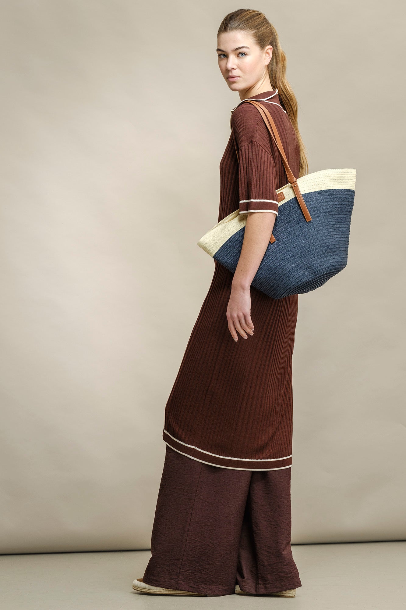 VESTIDO MALHA COM GOLA DE POLO
