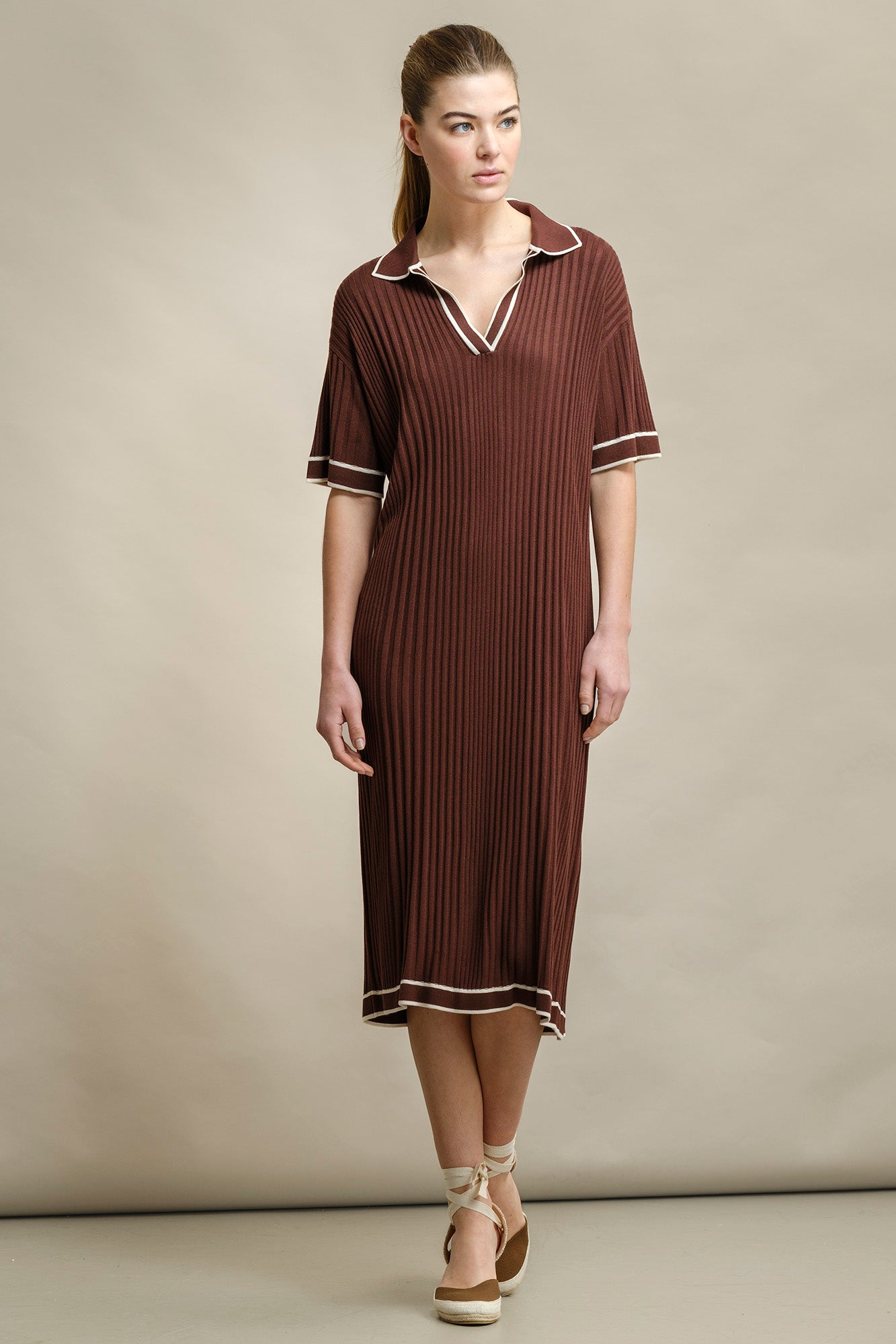 VESTIDO MALHA COM GOLA DE POLO