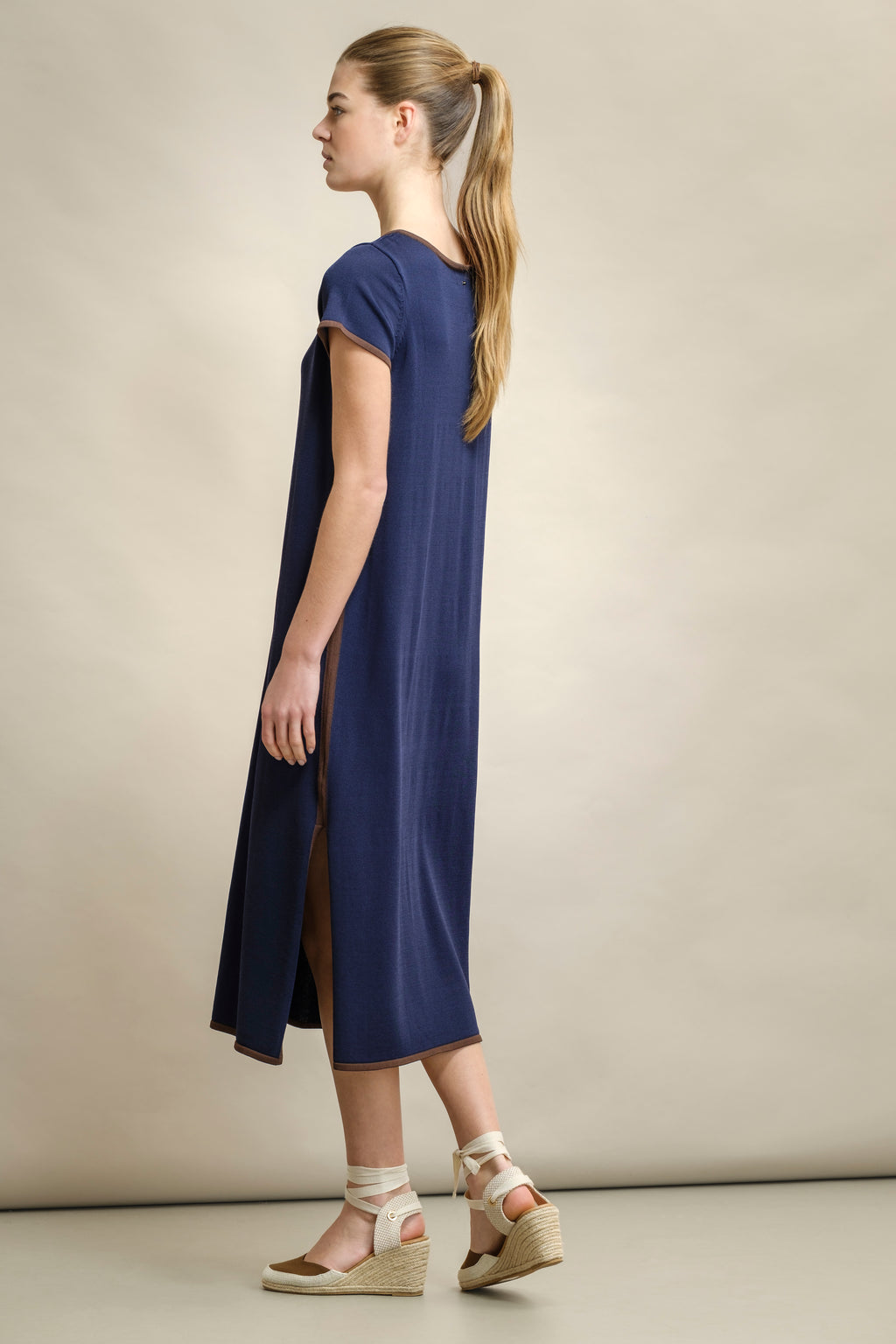 VESTIDO EM MALHA FRIA DECOTE EM V
