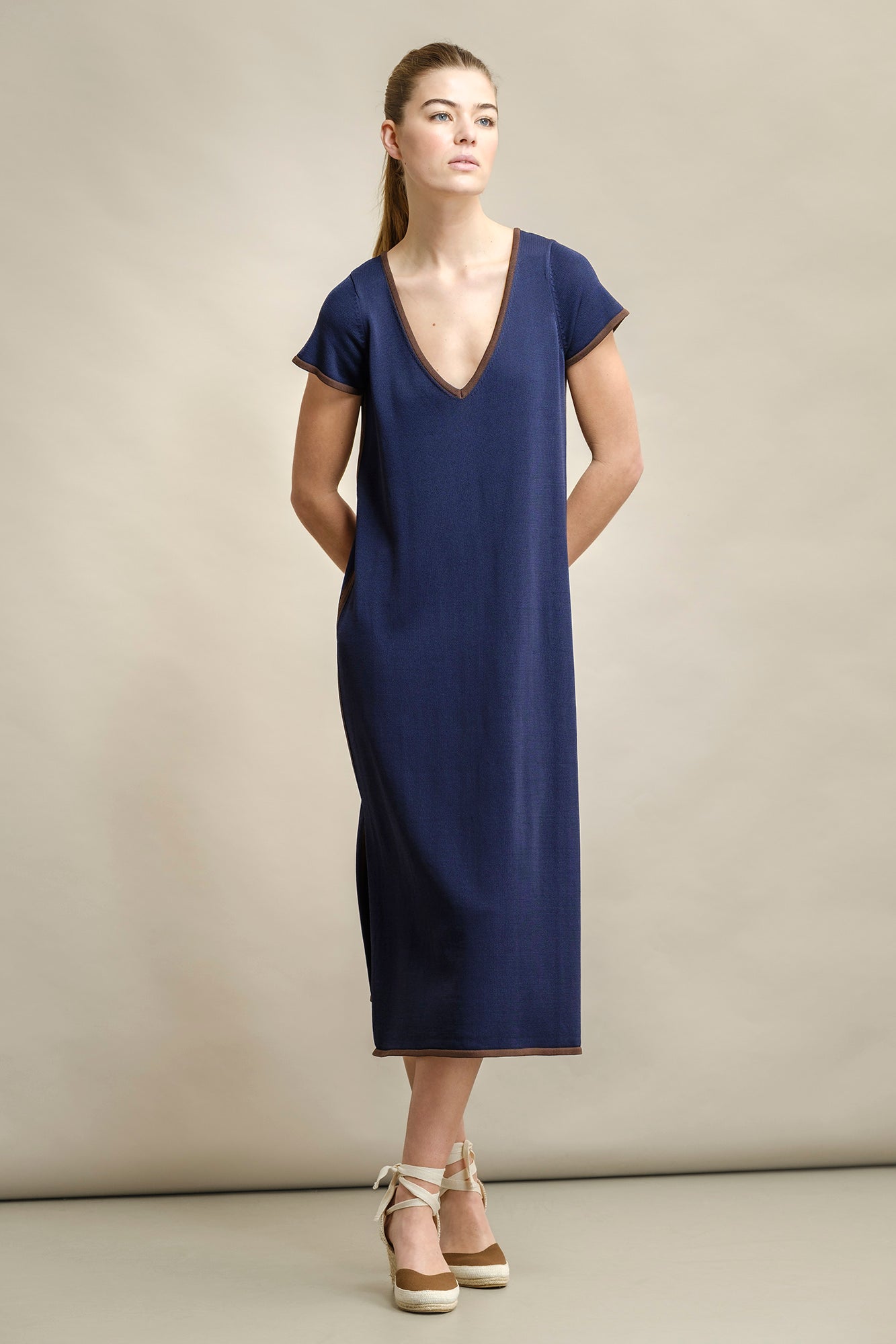 VESTIDO EM MALHA FRIA DECOTE EM V