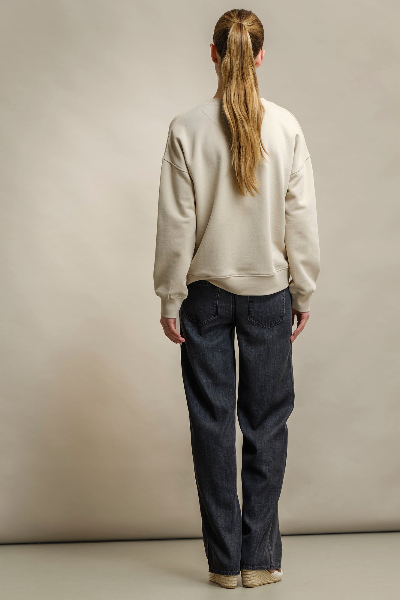 SWEATSHIRT DECOTE REDONDO COM APLICAÇÃO