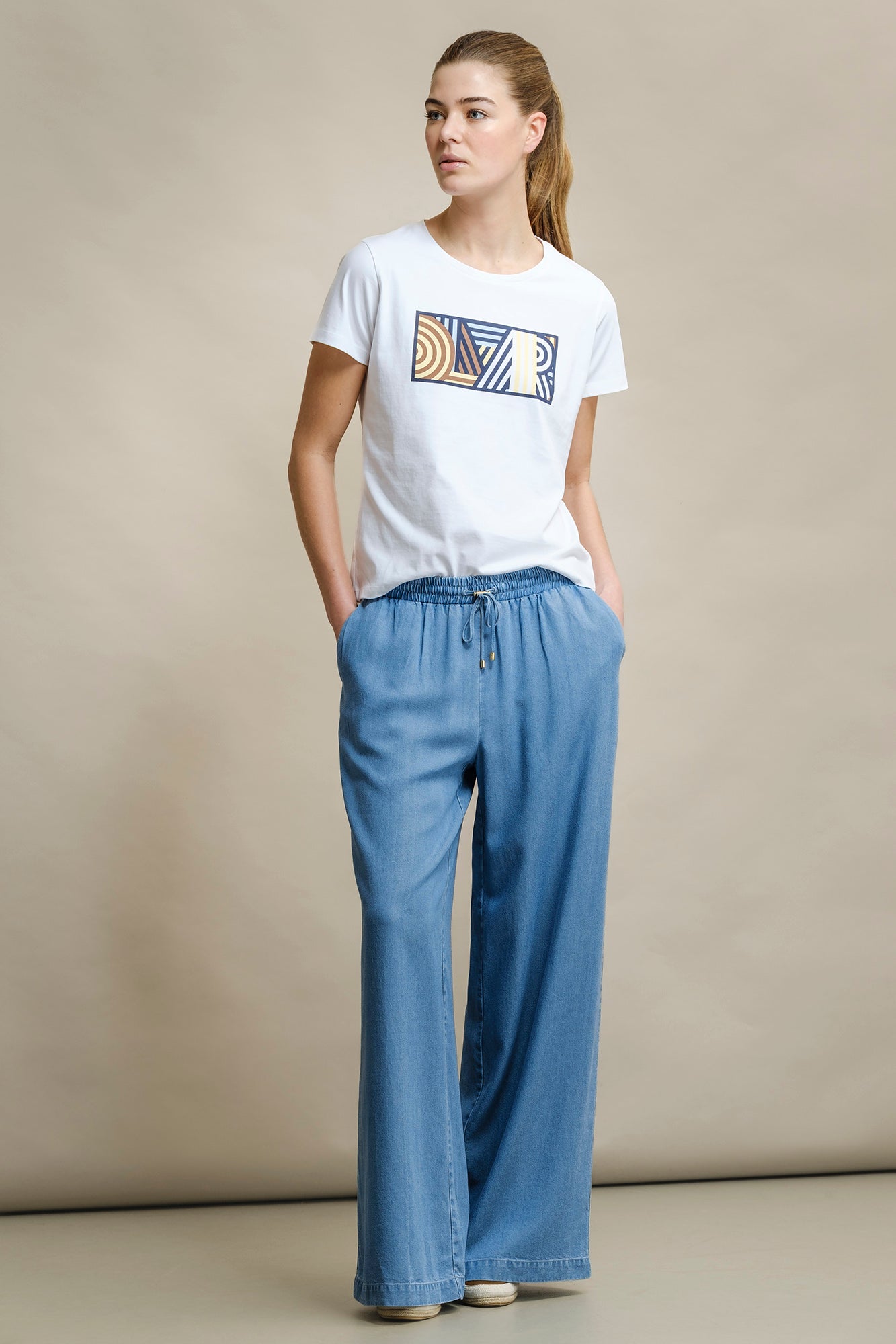 T-SHIRT COM LOGO GEOMÉTRICO