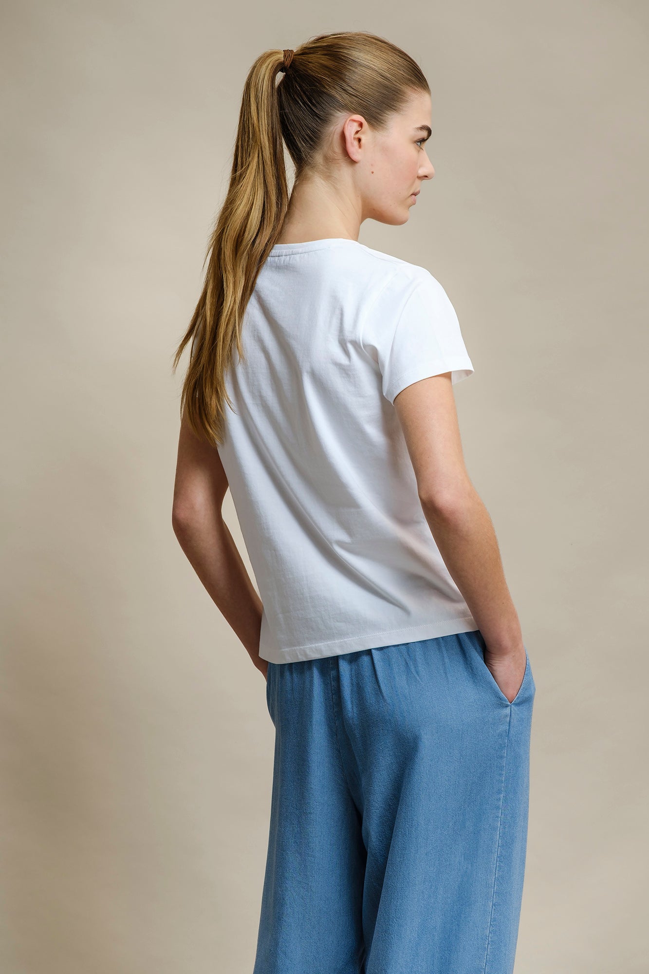 T-SHIRT COM LOGO GEOMÉTRICO