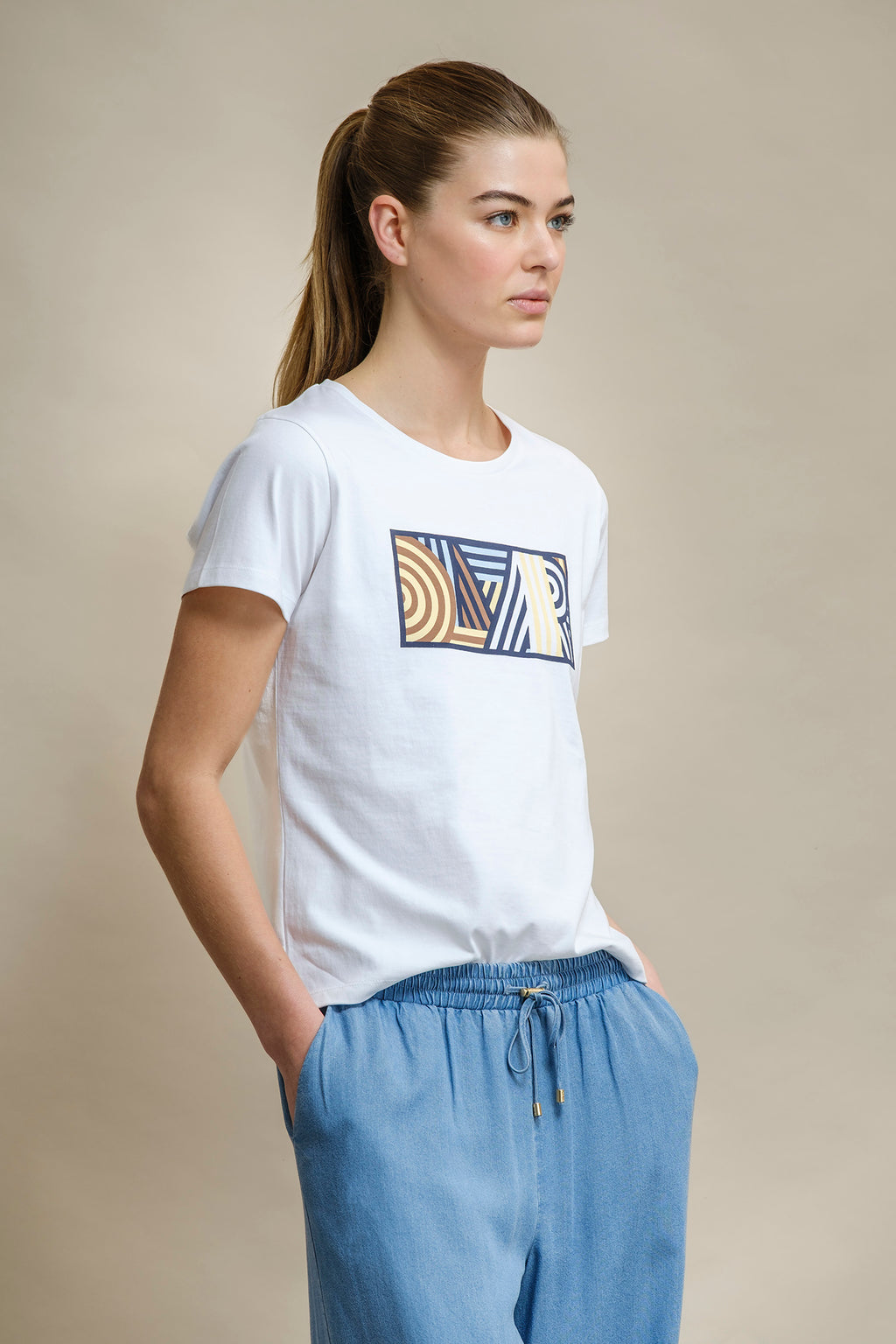 T-SHIRT COM LOGO GEOMÉTRICO