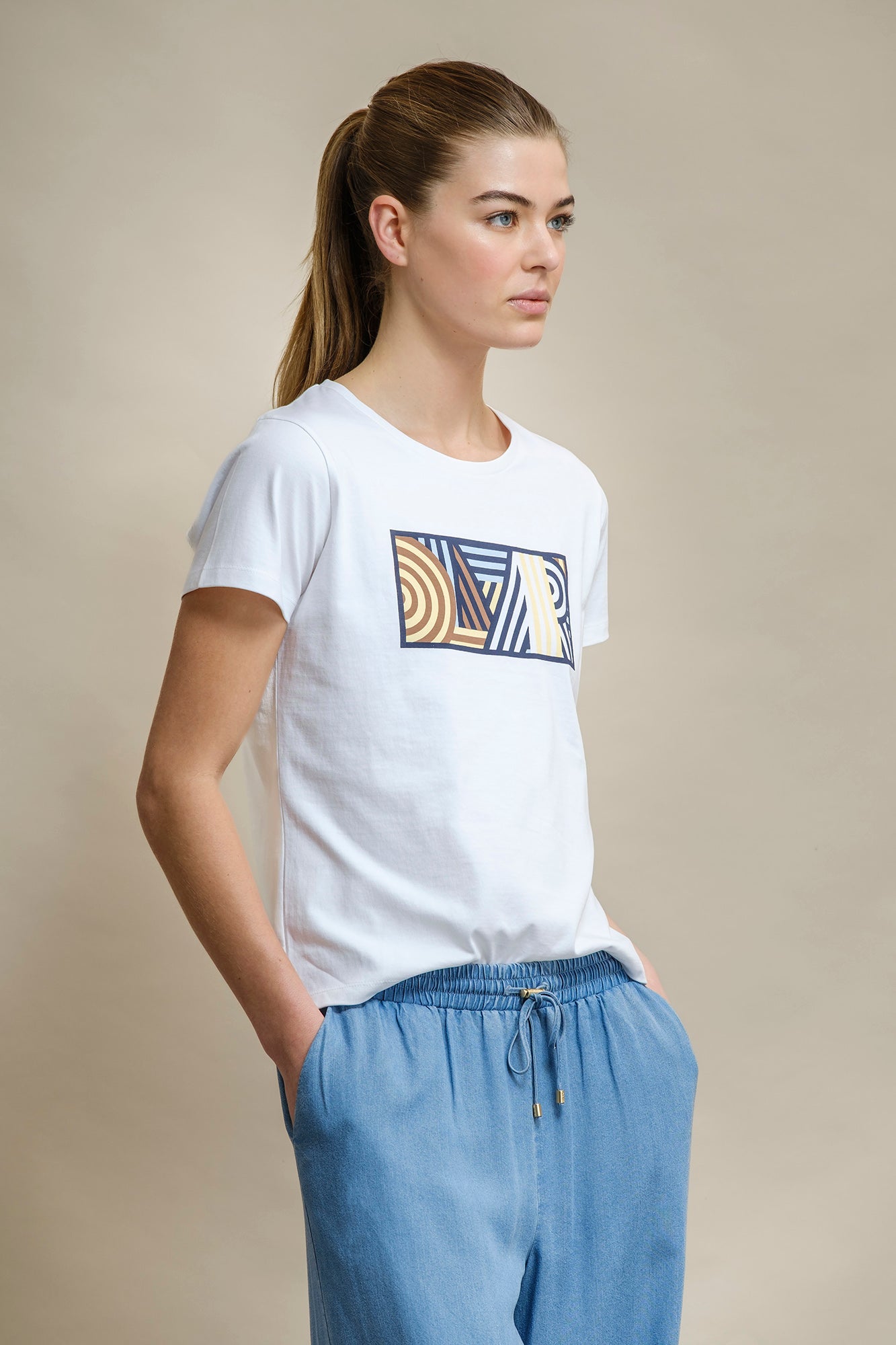 T-SHIRT COM LOGO GEOMÉTRICO