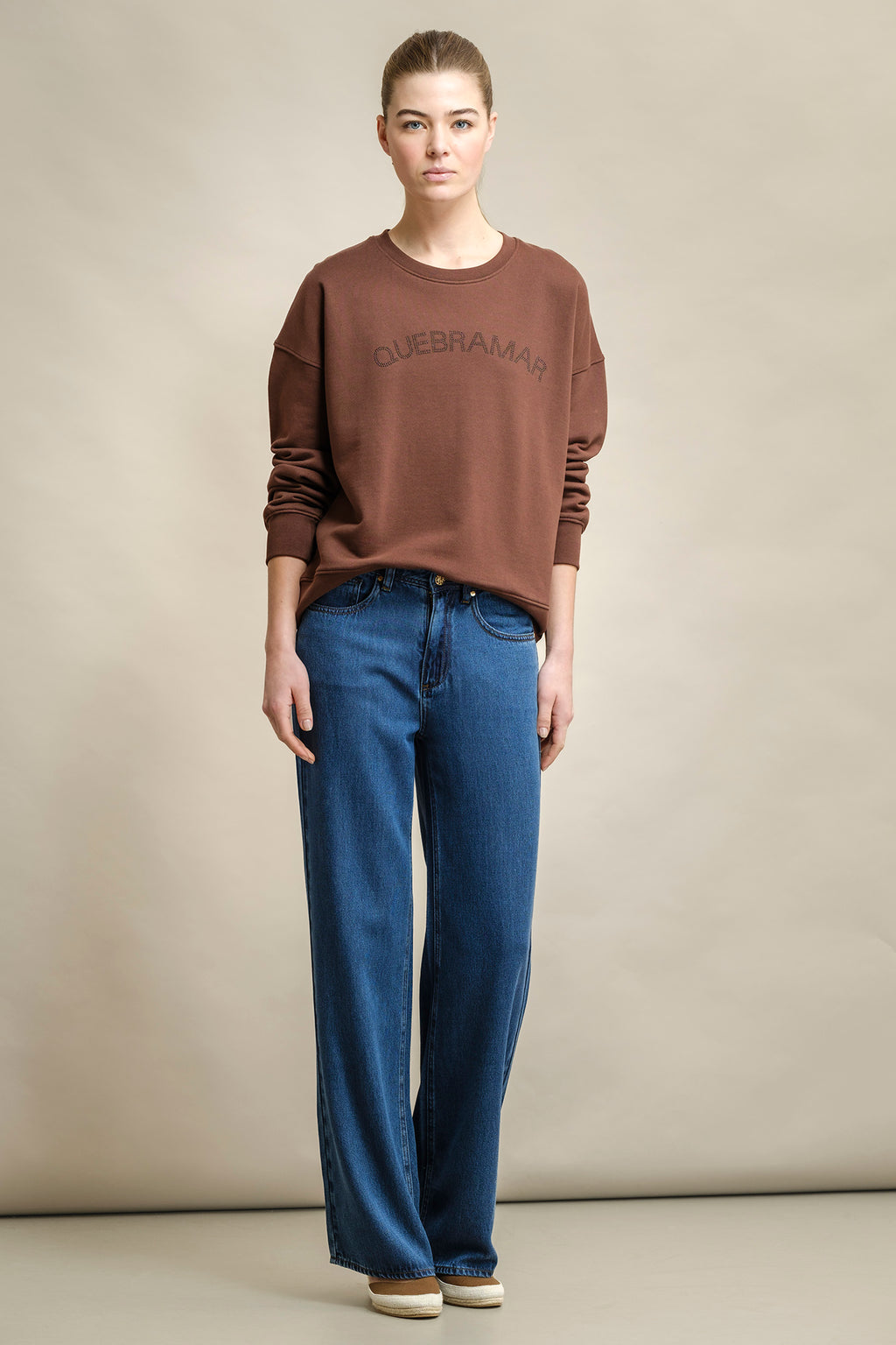 SWEATSHIRT DECOTE REDONDO COM APLICAÇÃO
