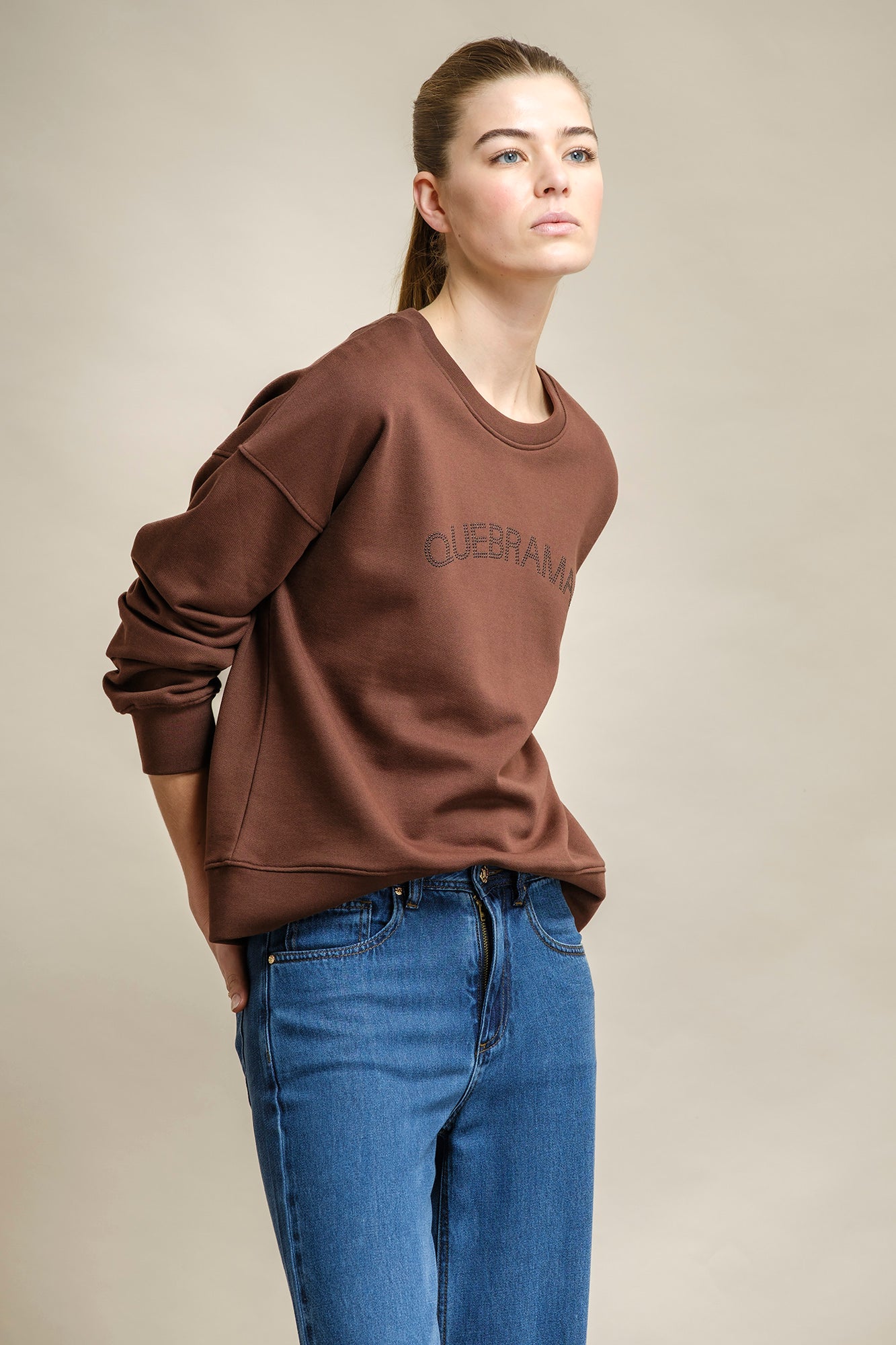 SWEATSHIRT DECOTE REDONDO COM APLICAÇÃO