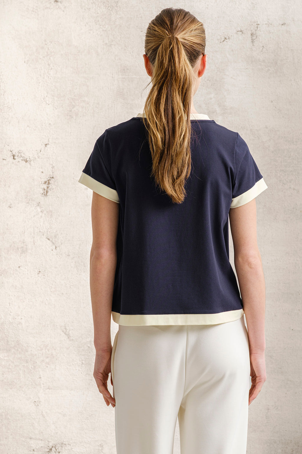 T-SHIRT COM CÓS E PUNHOS EM CONTRASTE