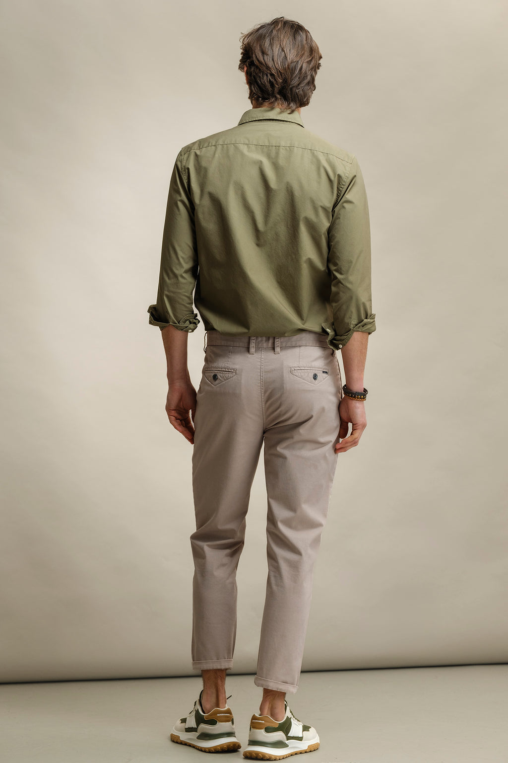 CALÇAS CHINO TAPERED FIT COM PINÇAS