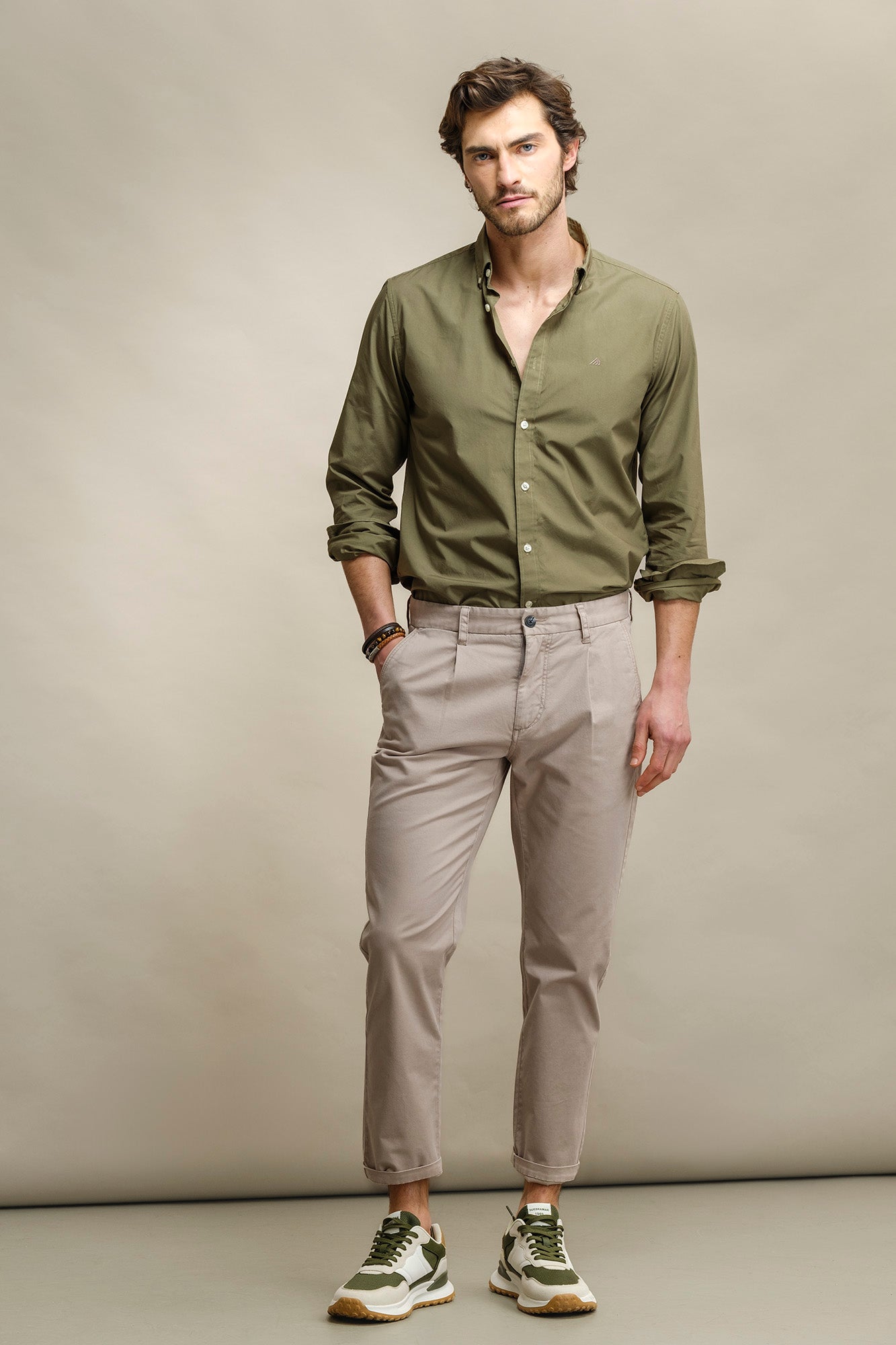CALÇAS CHINO TAPERED FIT COM PINÇAS