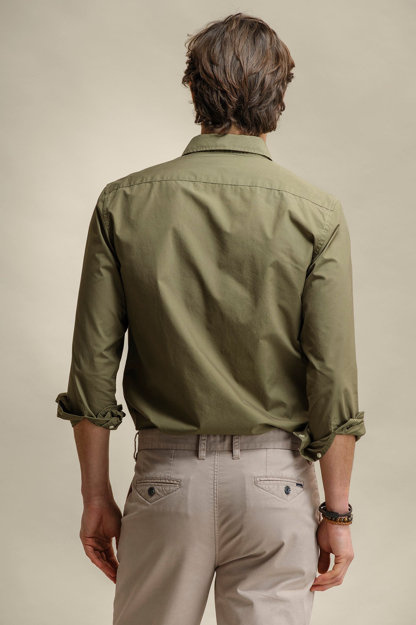 CALÇAS CHINO TAPERED FIT COM PINÇAS