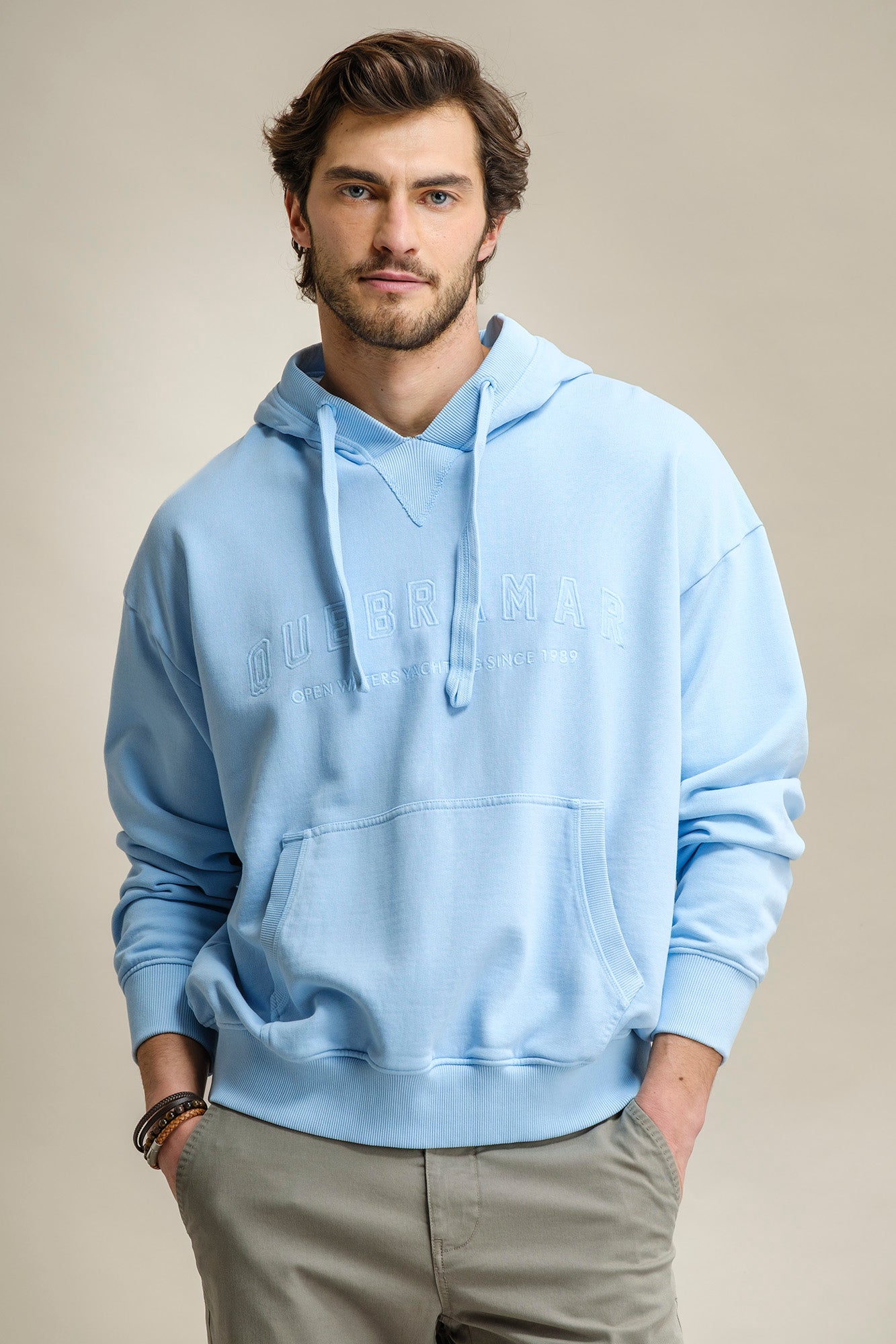SWEATSHIRT COM CAPUZ COM BORDADO QUEBRAMAR
