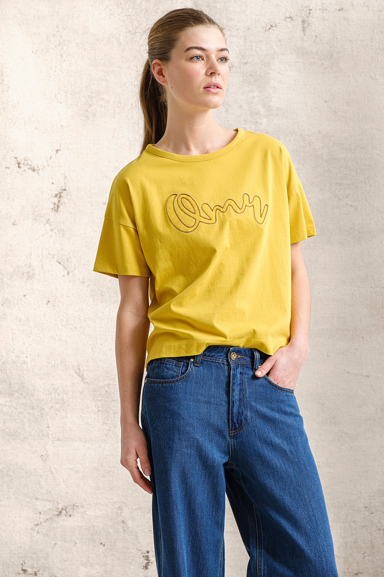T-SHIRT COM BORDADO