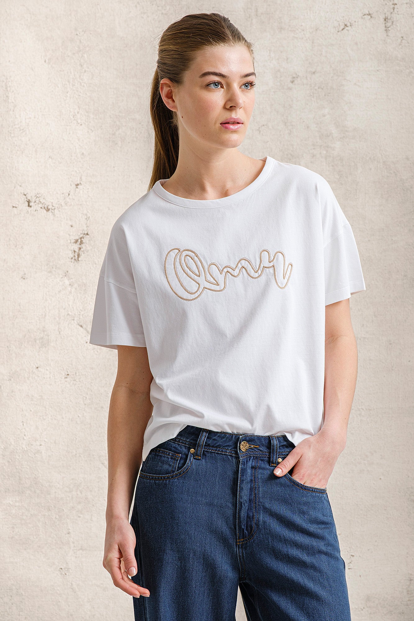 T-SHIRT COM BORDADO