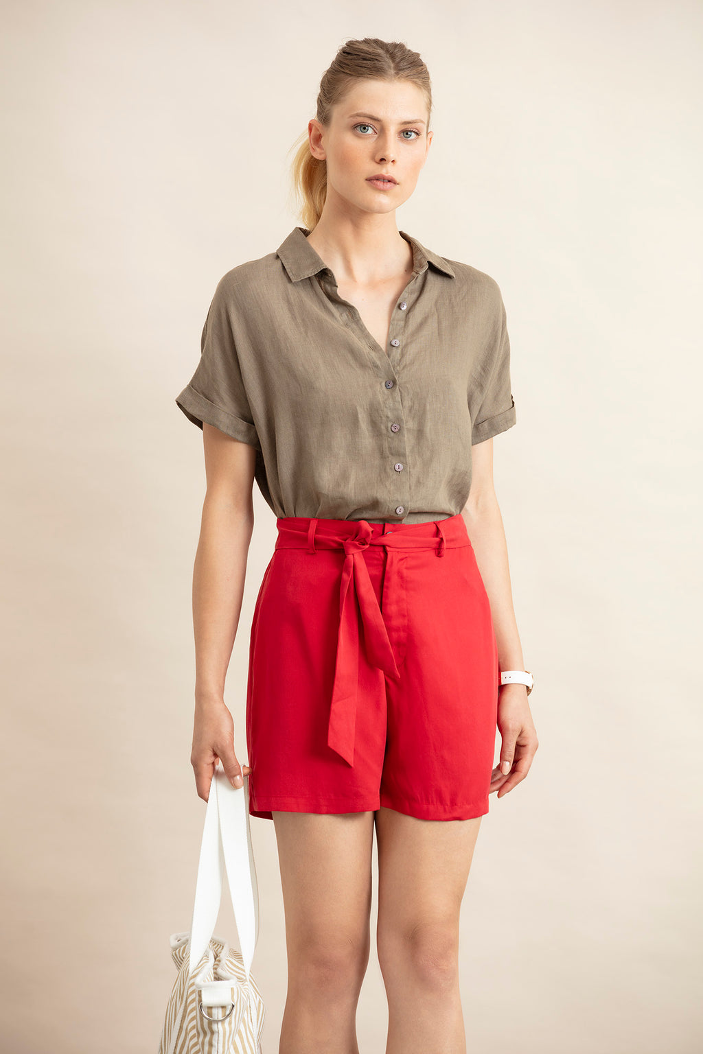 PANTALONES CORTOS CON CINTURÓN