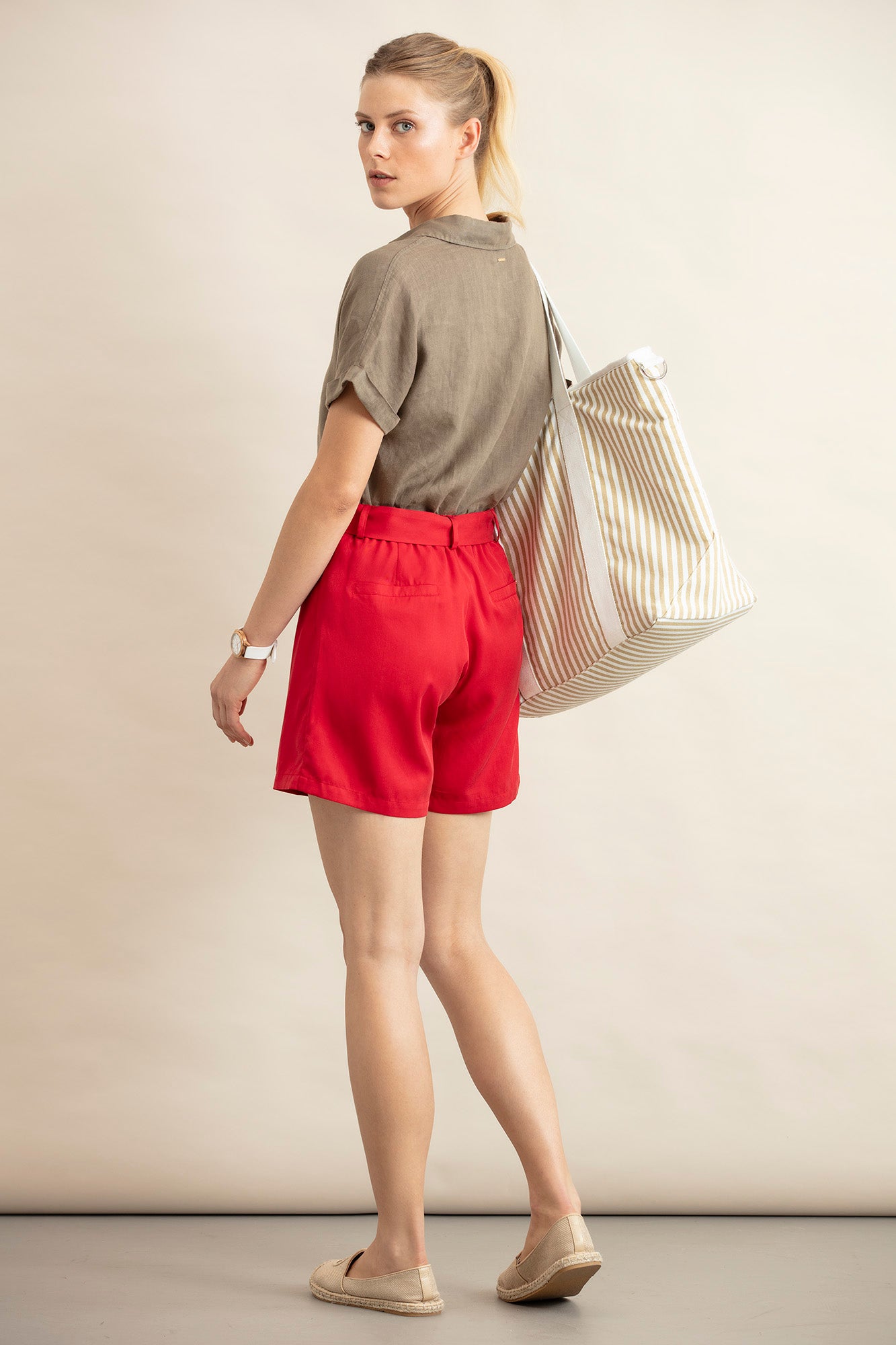 PANTALONES CORTOS CON CINTURÓN