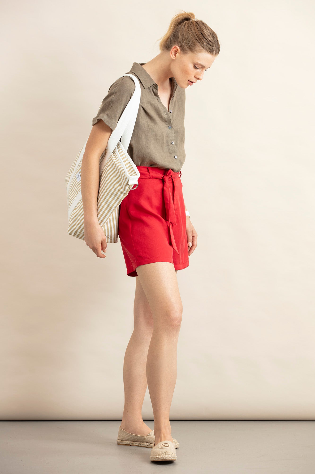 PANTALONES CORTOS CON CINTURÓN
