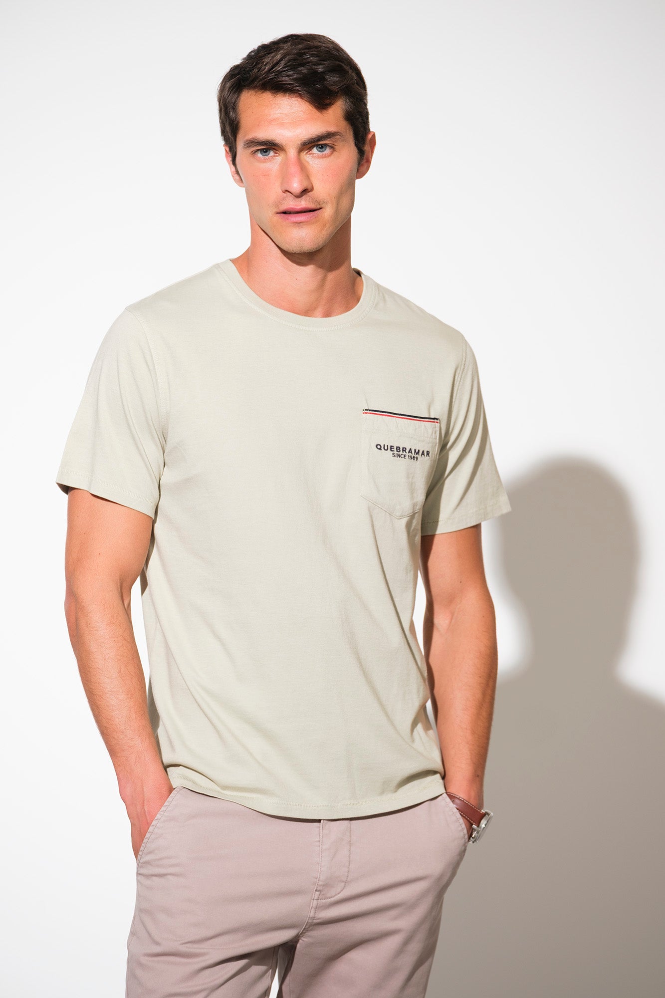 T SHIRT COM BOLSO E PIPING