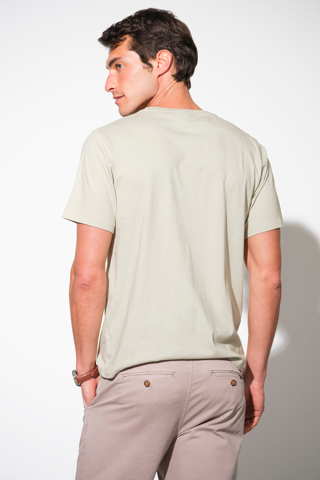 T SHIRT COM BOLSO E PIPING