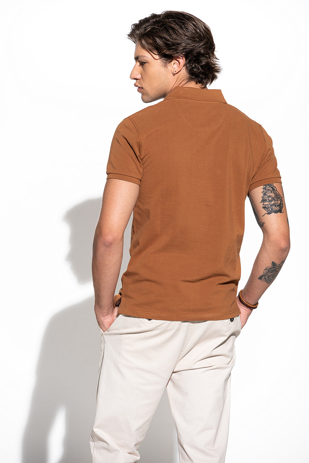 POLO BÁSICO COM LOGO A CONTRASTE