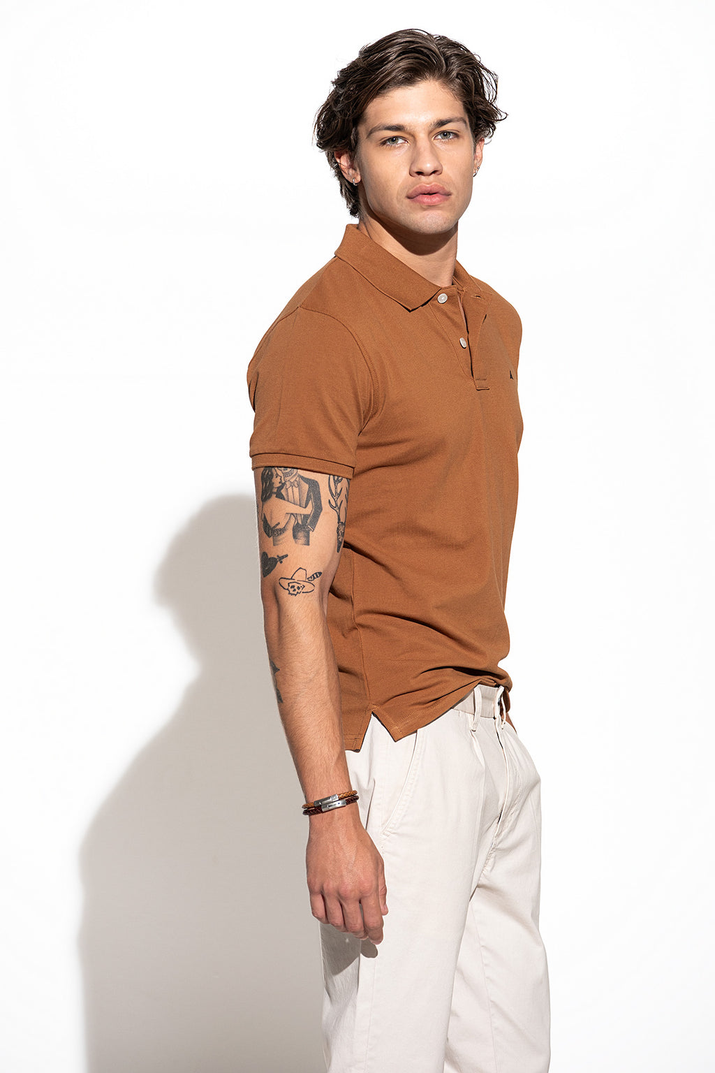 POLO BÁSICO COM LOGO A CONTRASTE