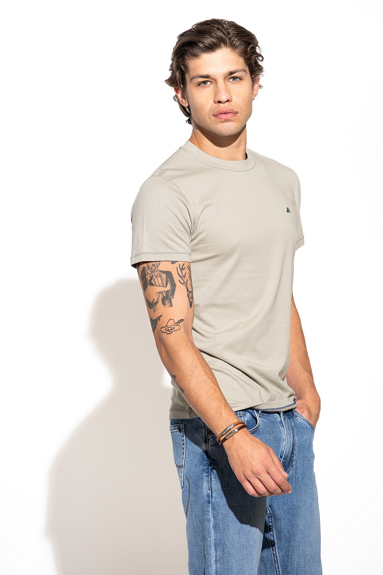 T-SHIRT COM LOGO EM CONTRASTE