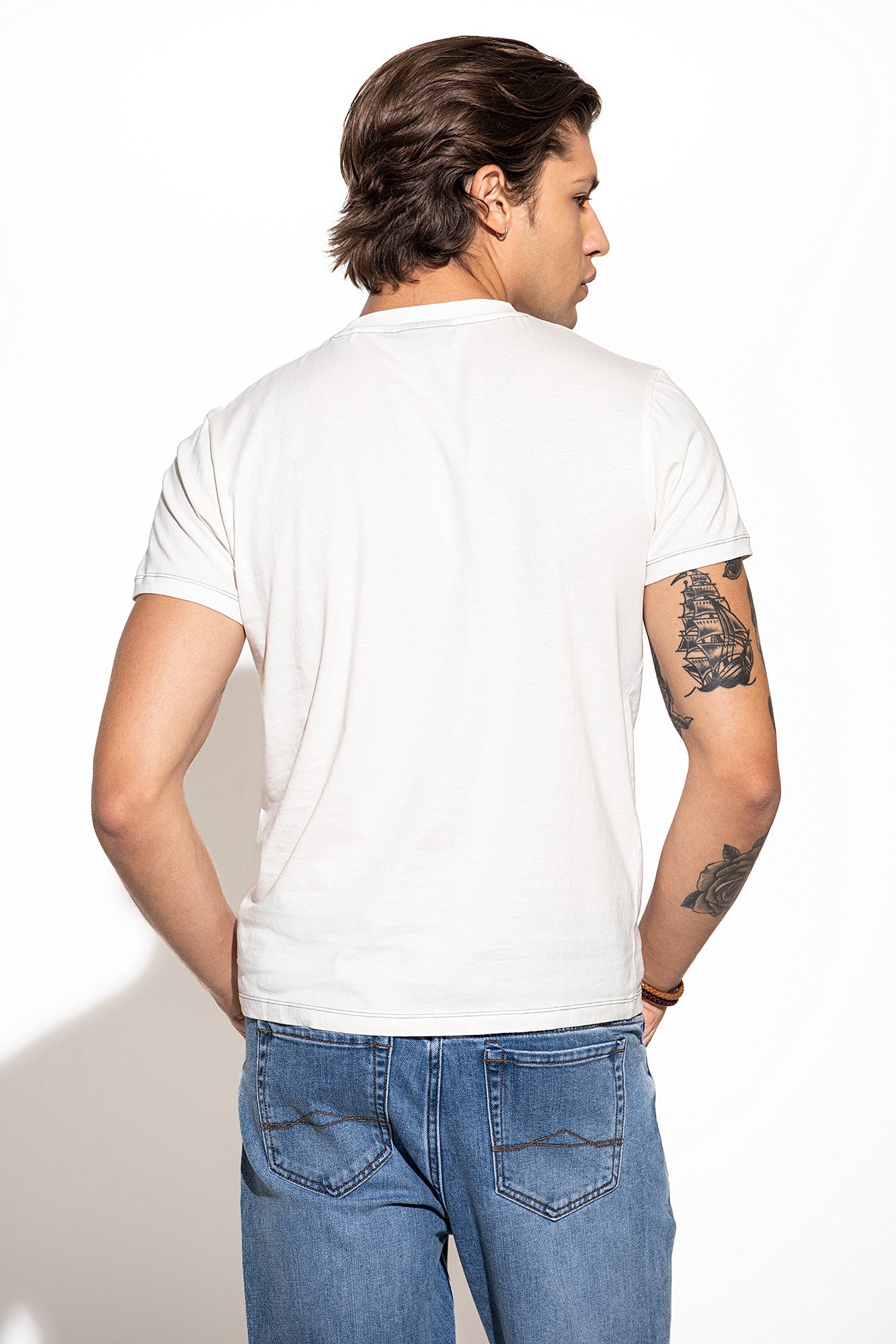 T SHIRT COM LOGO EM CONTRASTE